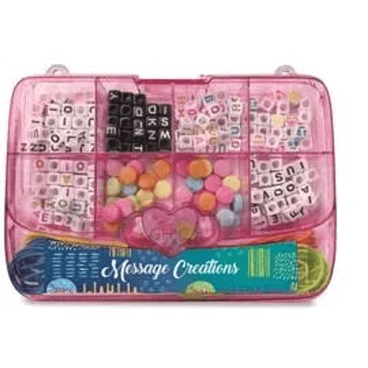 Una caja organizadora de plástico rosa llena de cuentas de letras, cuentas circulares y una etiqueta.