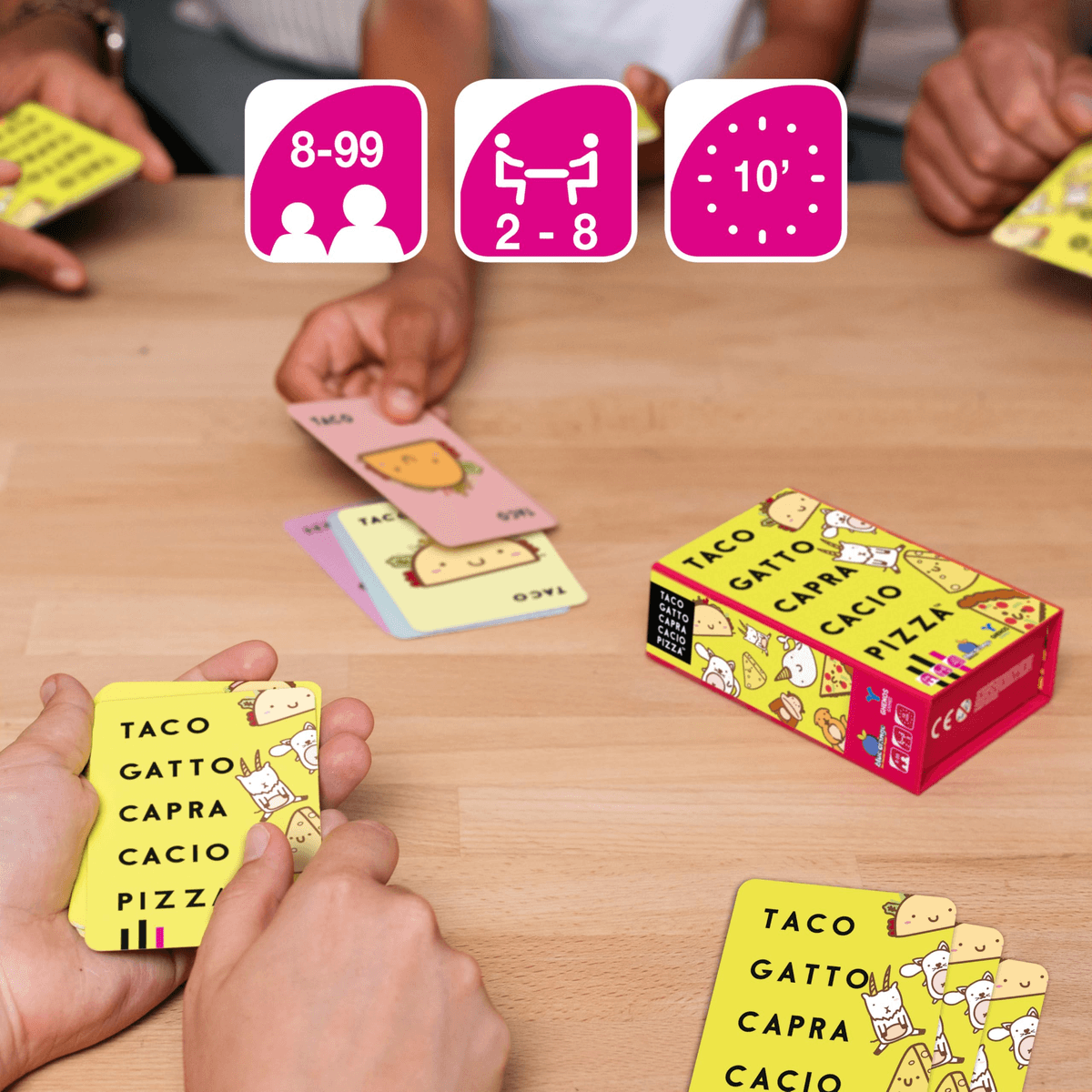 Persone che giocano a carte su un tavolo di legno, con carte da gioco e la scatola.