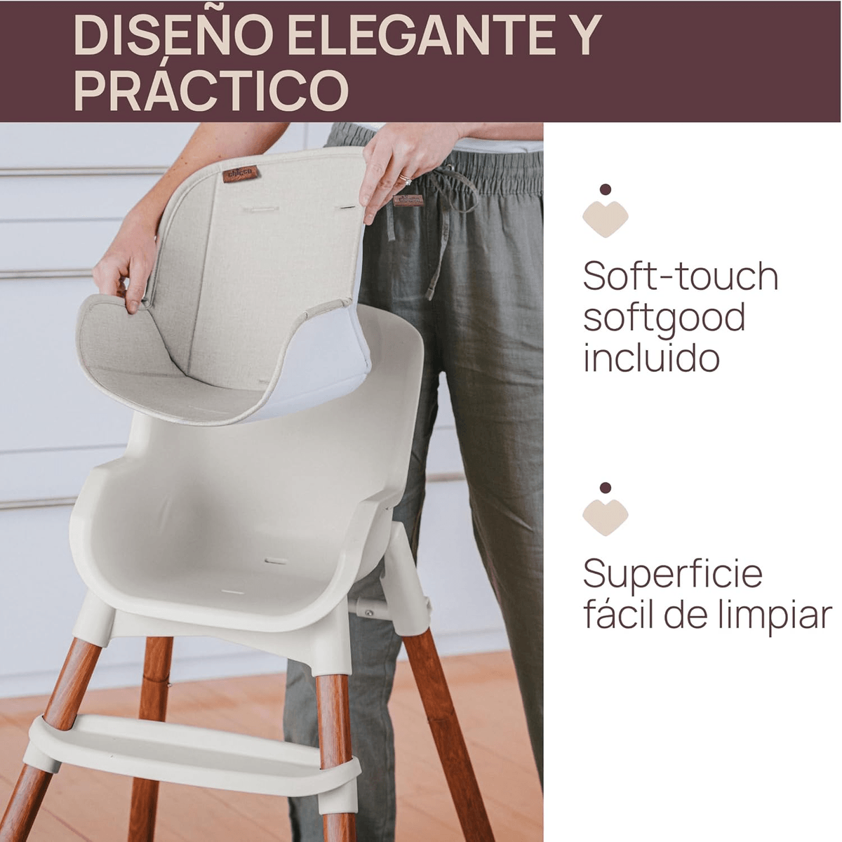 Una persona coloca un cojín suave en una trona de color claro con patas de madera.