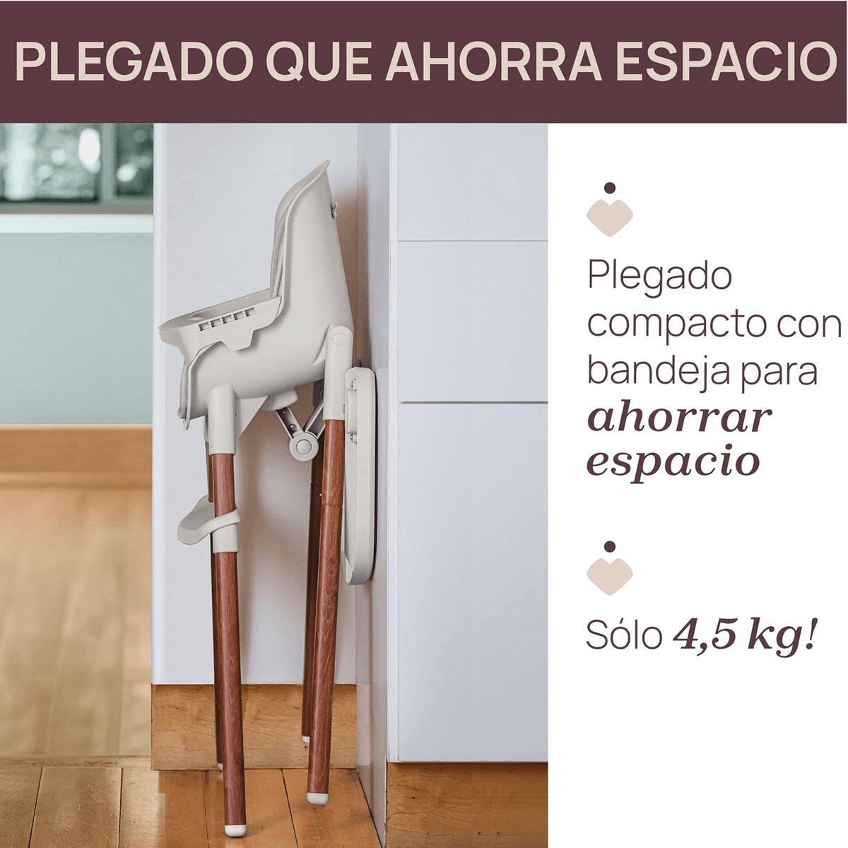 Una trona beige plegada con patas de madera se apoya en la pared para ahorrar espacio.