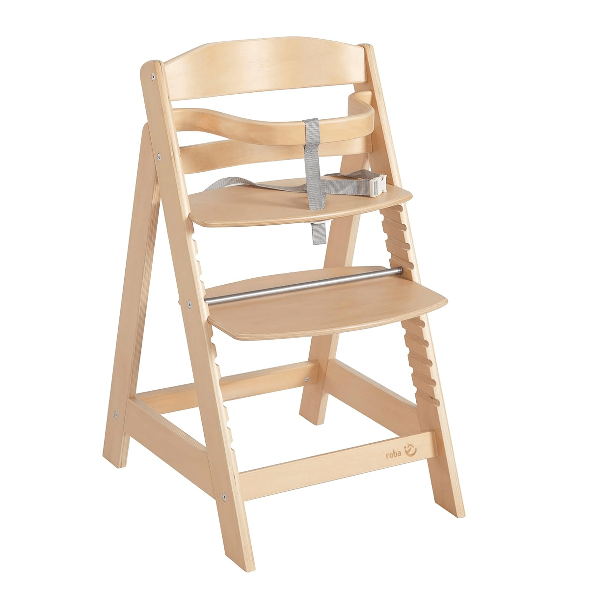 Una trona de madera con asiento ajustable y correas grises sobre un fondo blanco.
