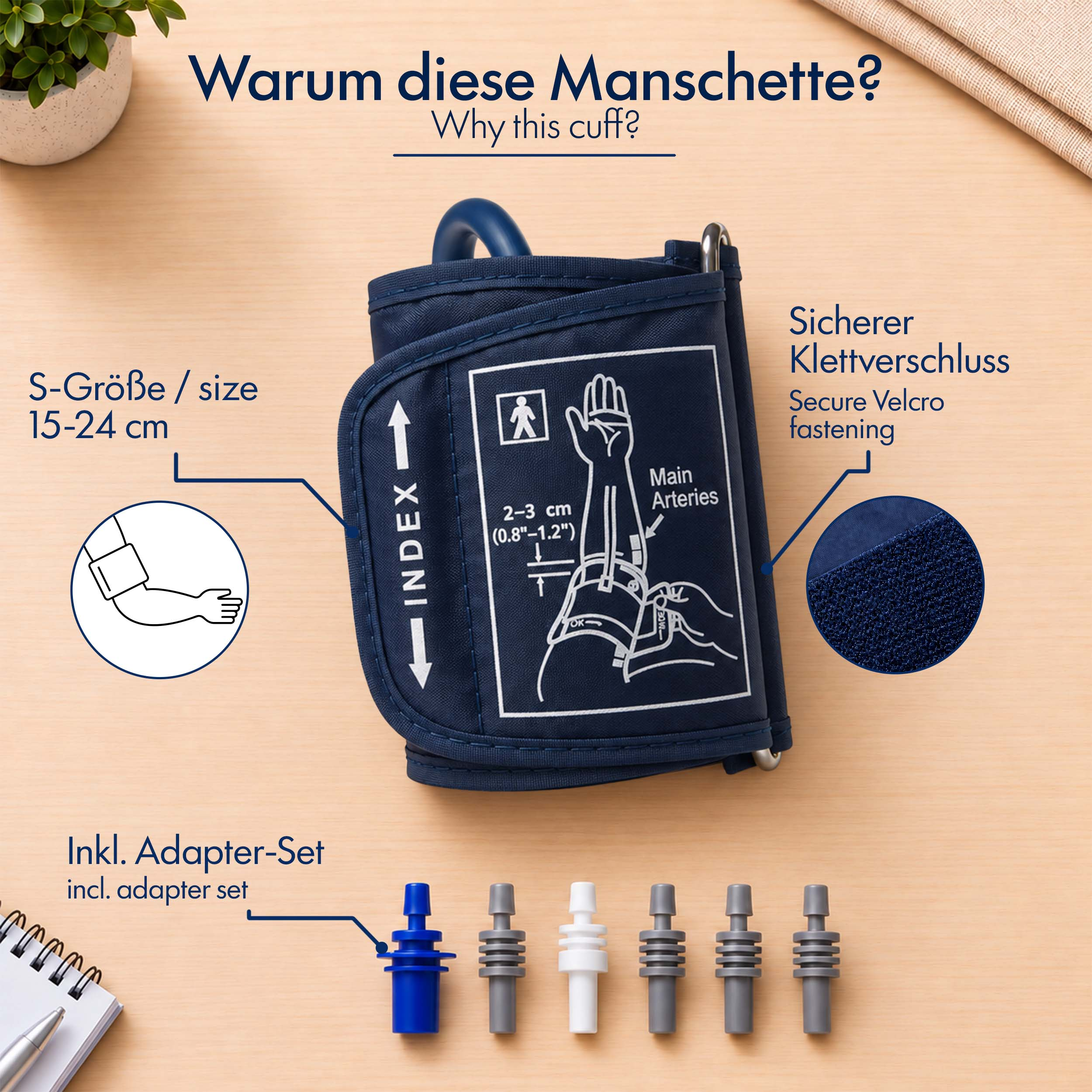 Blaue Blutdruckmanschette Gr. S mit Klettverschluss und Adaptern auf Holztisch.
