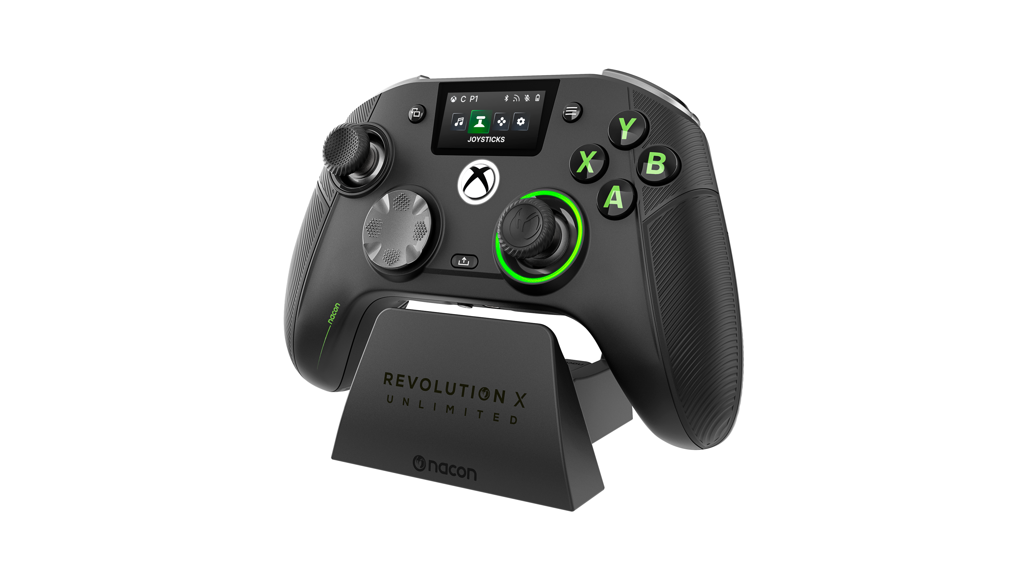 Controller nero Nacon Revolution X Unlimited su base di ricarica con sfondo nero.