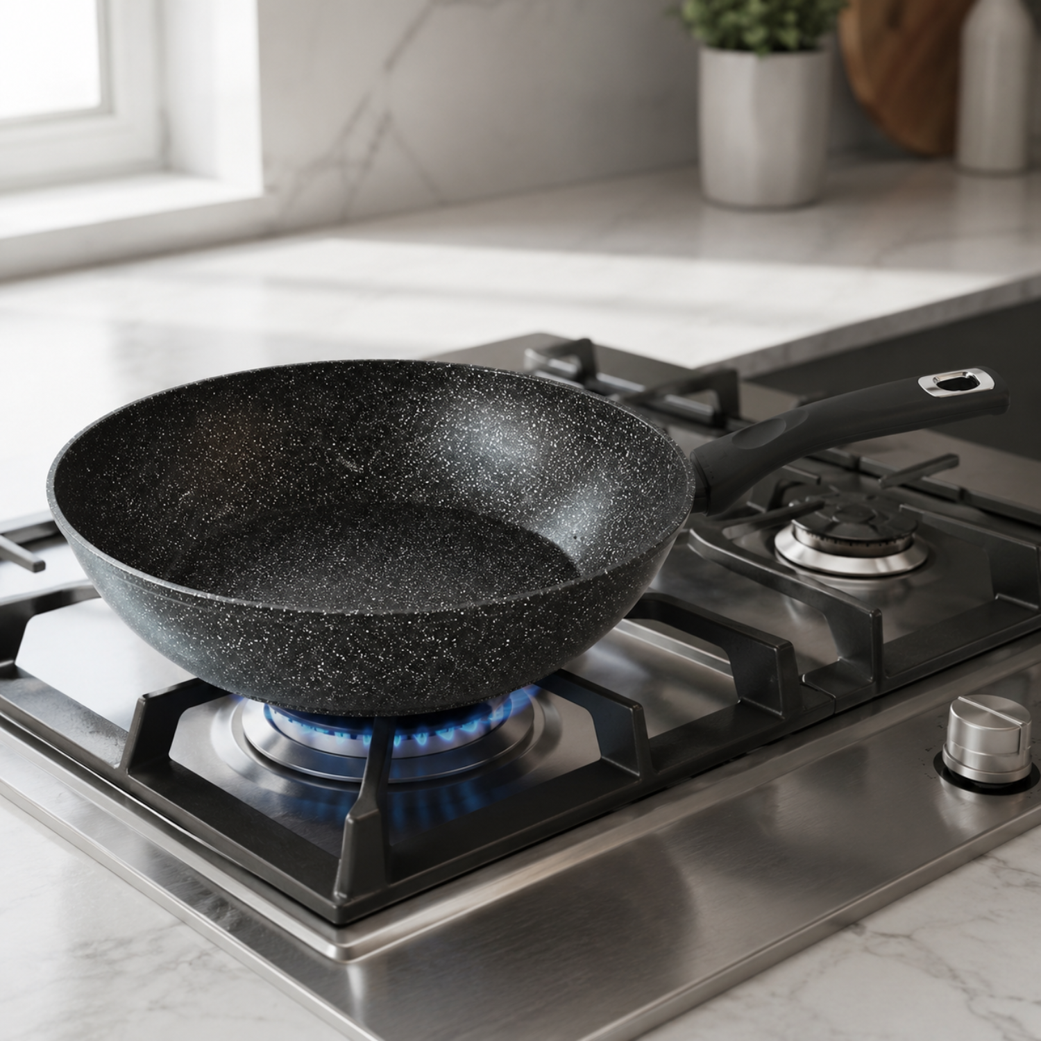 Una padella nera maculata si trova su un fornello a gas acceso in cucina.