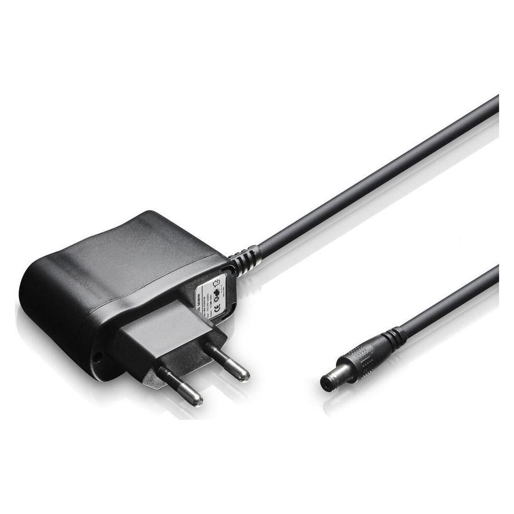 Ein schwarzes Netzteil mit europäischem Stecker und angeschlossenem Kabel auf weißem Hintergrund.