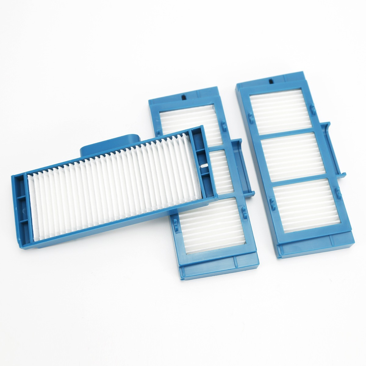 Trois filtres d'aspirateur bleus avec du papier plissé blanc sur fond blanc.