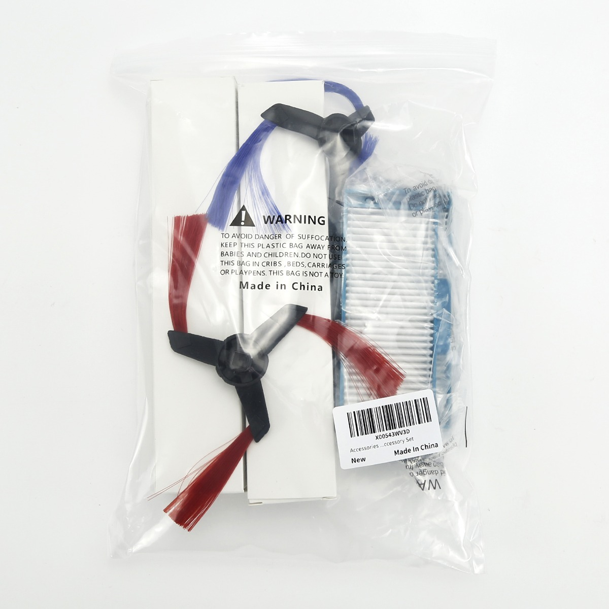 Un sac en plastique scellé contenant des accessoires d'aspirateur, y compris des brosses rouges et bleues et un filtre.