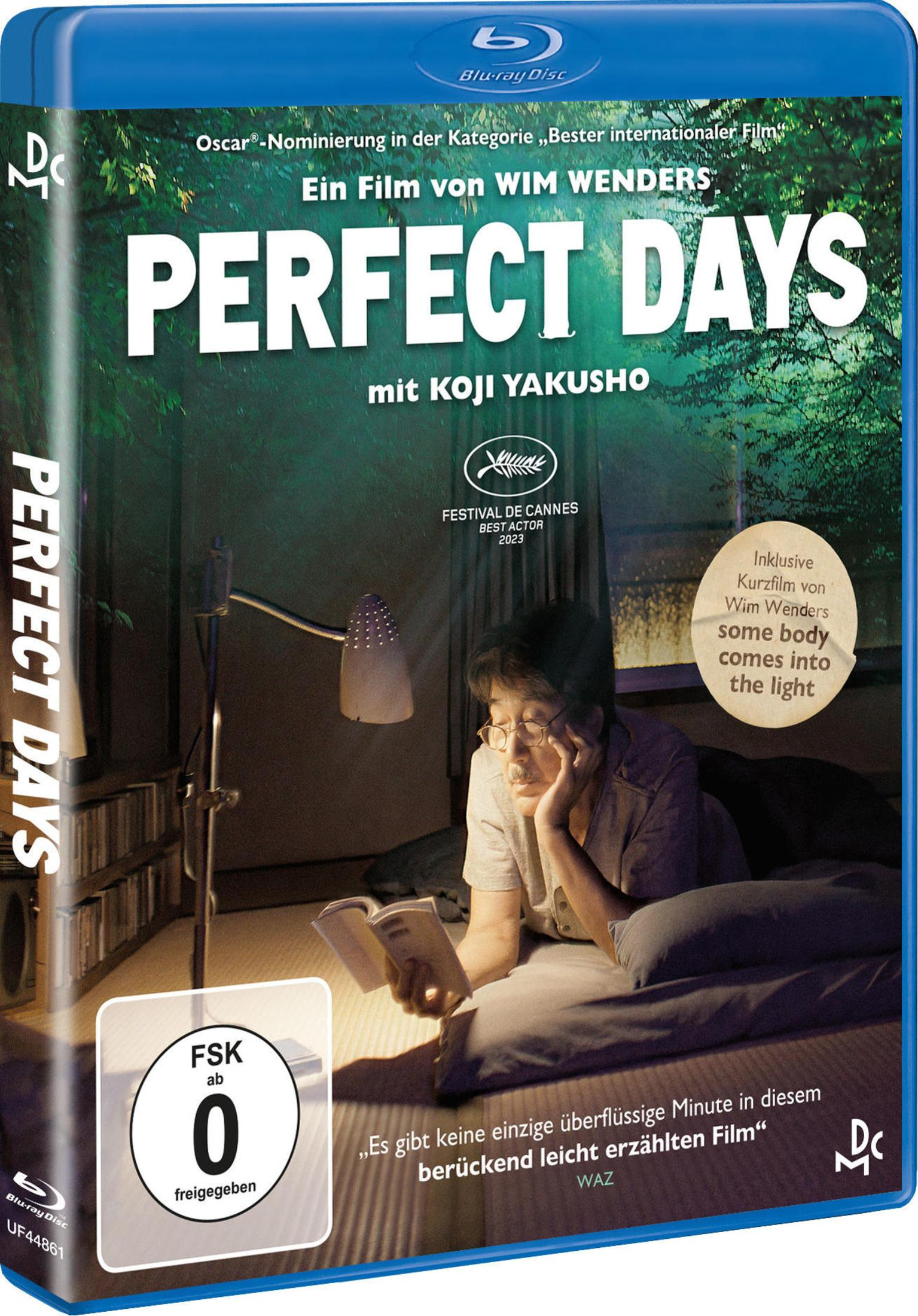 Blu-ray-Hülle des Films Perfect Days mit Koji Yakusho, der lesend im Bett liegt.