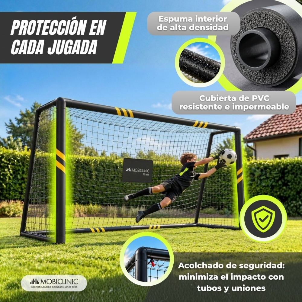 Un niño se estira para atrapar un balón de fútbol frente a una portería en el césped.