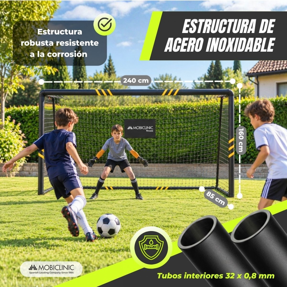 Niños jugando al fútbol en un jardín con una portería, mostrando dimensiones y tubos de acero.