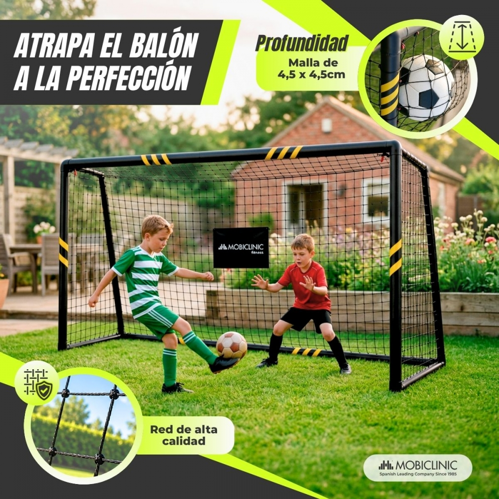 Dos niños jugando al fútbol en un jardín con una portería portátil. Detalles de la red y balón.
