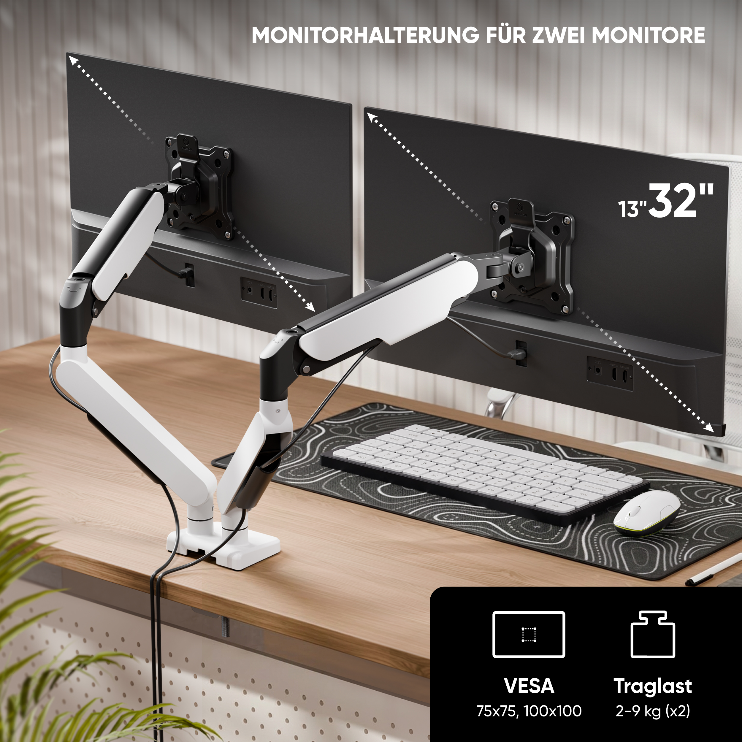 Duale weiß-schwarze Monitorhalterung für zwei Bildschirme auf einem Holzschreibtisch mit Tastatur und Maus.