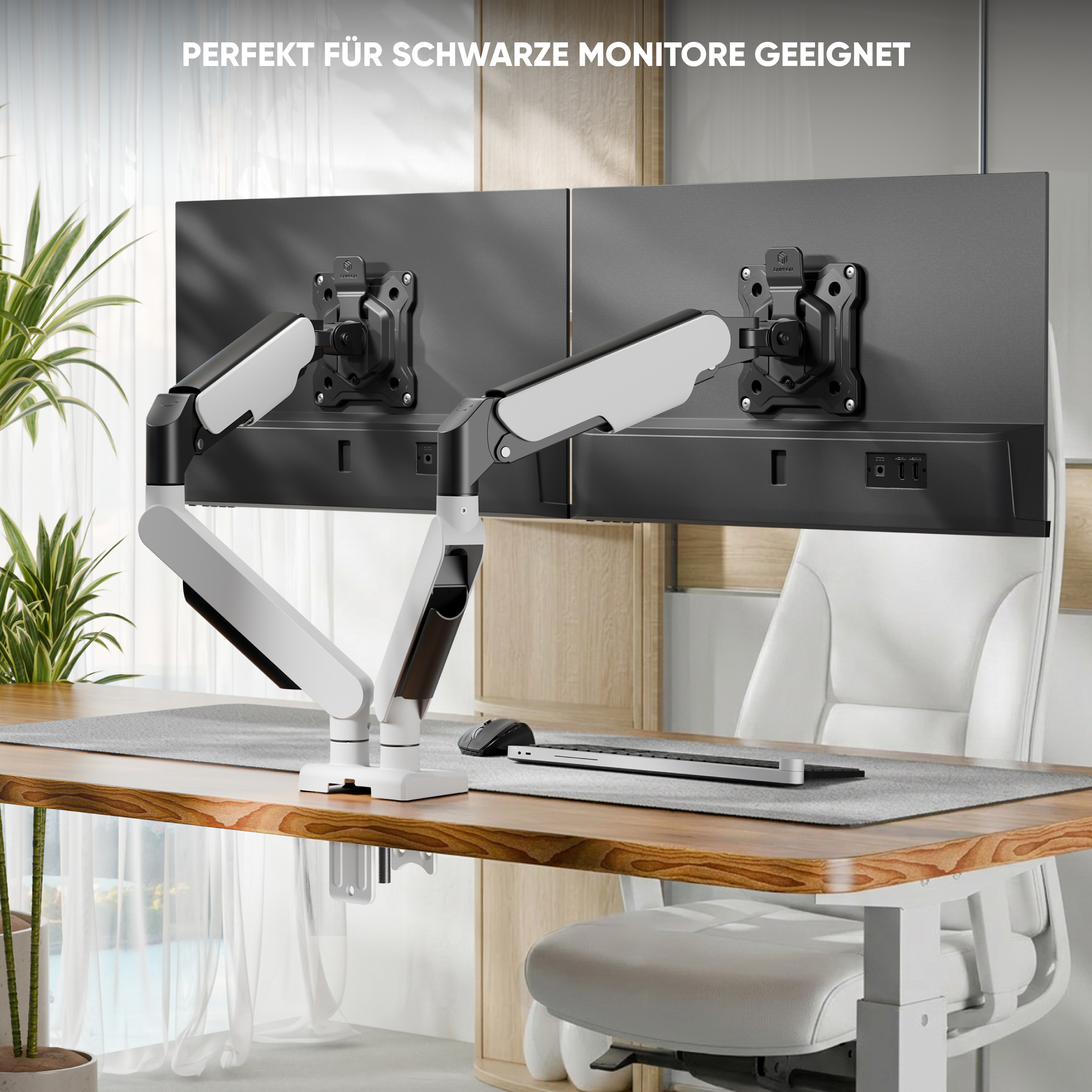 Zwei schwarze Monitore auf weißen, verstellbaren Halterungen an einem Holztisch.