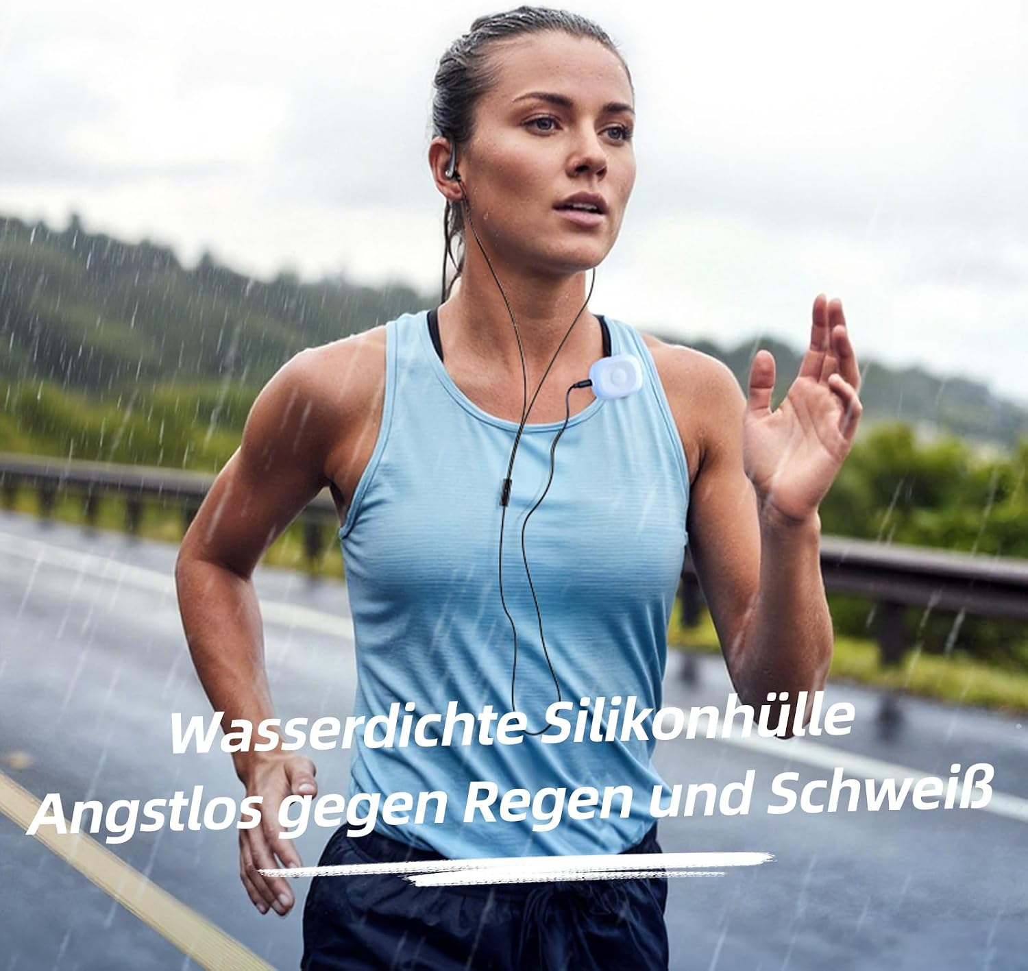 Eine Frau läuft bei Regen im Freien, trägt ein blaues Tanktop und Kopfhörer.