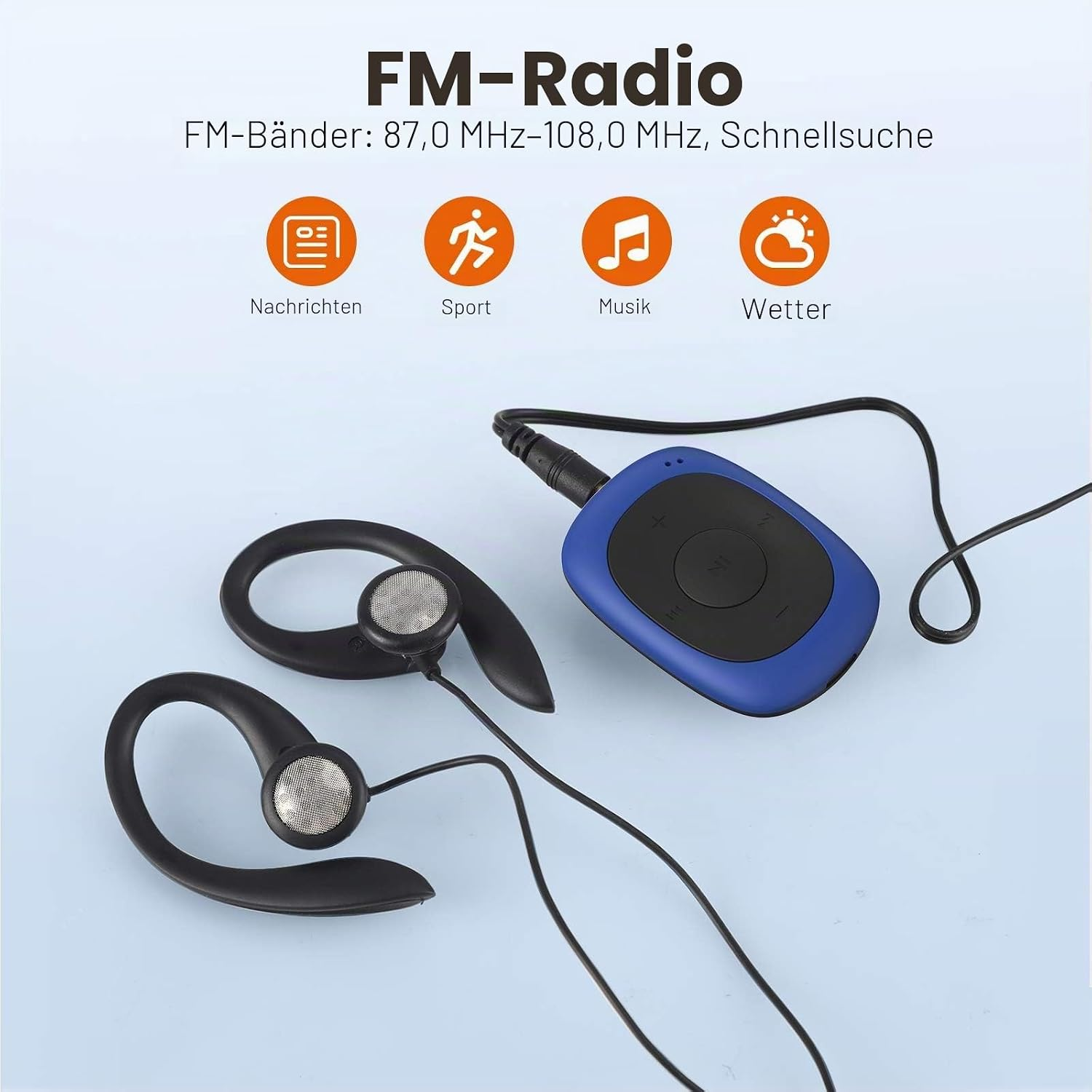Ein blaues FM-Radio mit schwarzen Sport-Kopfhörern auf hellem Grund.