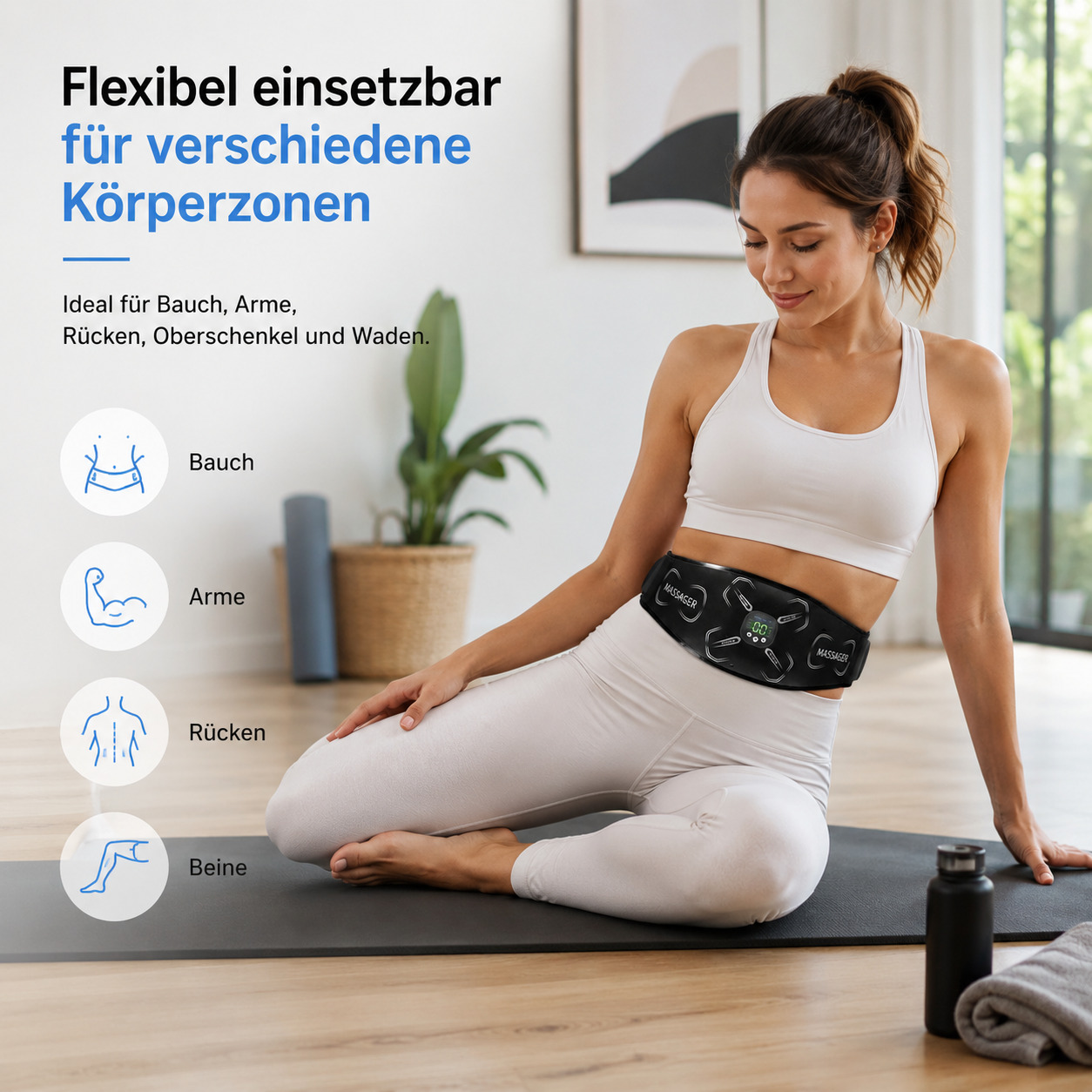 Eine Frau in weißer Sportkleidung sitzt auf einer Yoga-Matte und trägt einen schwarzen Elektrogürtel.