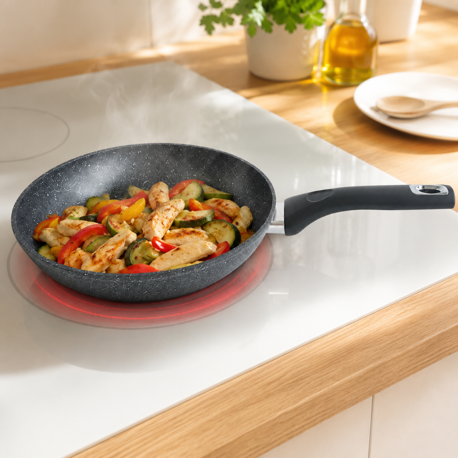 Una padella con pollo e verdure su un piano cottura a induzione acceso.