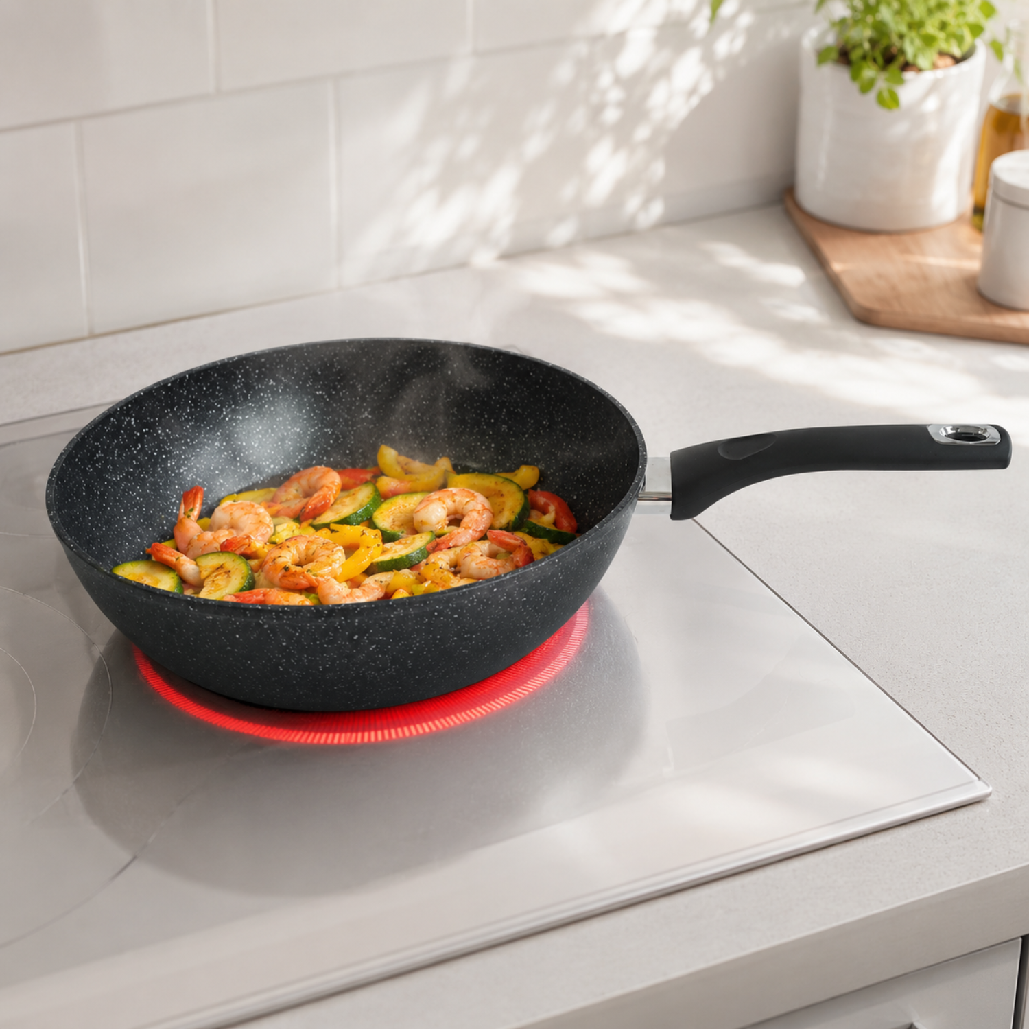 Una padella nera con gamberi e verdure affettate cuoce su un piano cottura rosso.