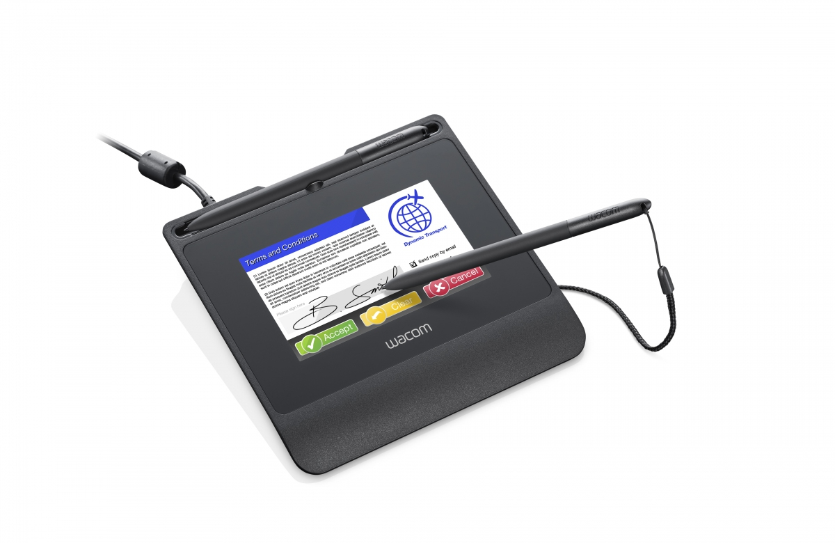 Un pad per firme Wacom nero con stilo mostra termini e condizioni e una firma digitale sullo schermo.