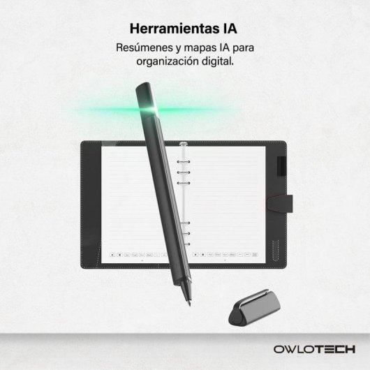 Una penna smart nera con una luce verde fluttua sopra un taccuino aperto su sfondo grigio.