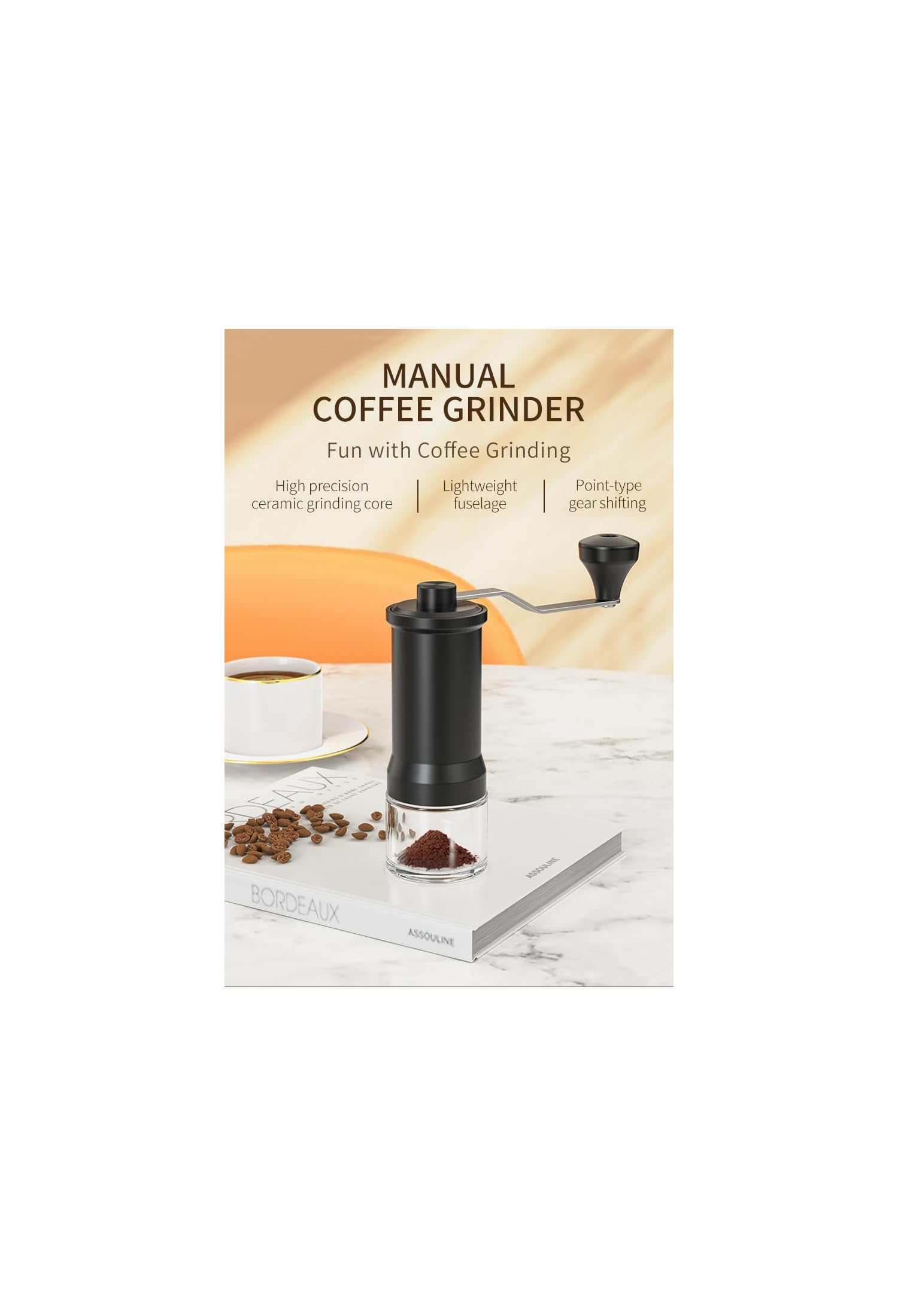 Eine schwarze manuelle Kaffeemühle steht auf einem Buch mit Kaffeebohnen auf einem Tisch.