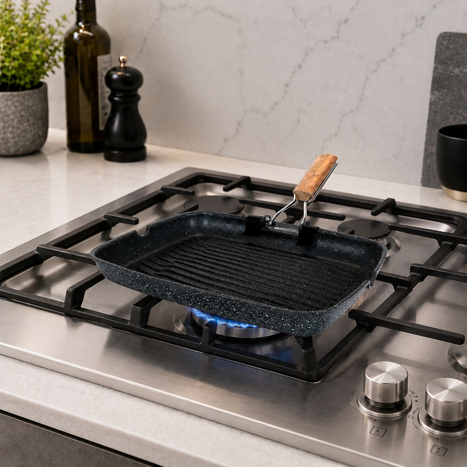 Una padella per griglia nera puntinata si trova su un piano cottura a gas acceso in una cucina luminosa.