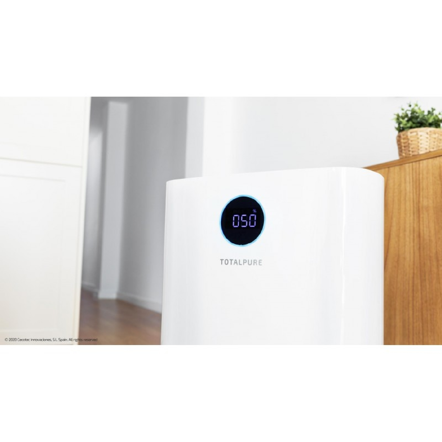 Un apparecchio Totalpure bianco con display digitale in una stanza luminosa.