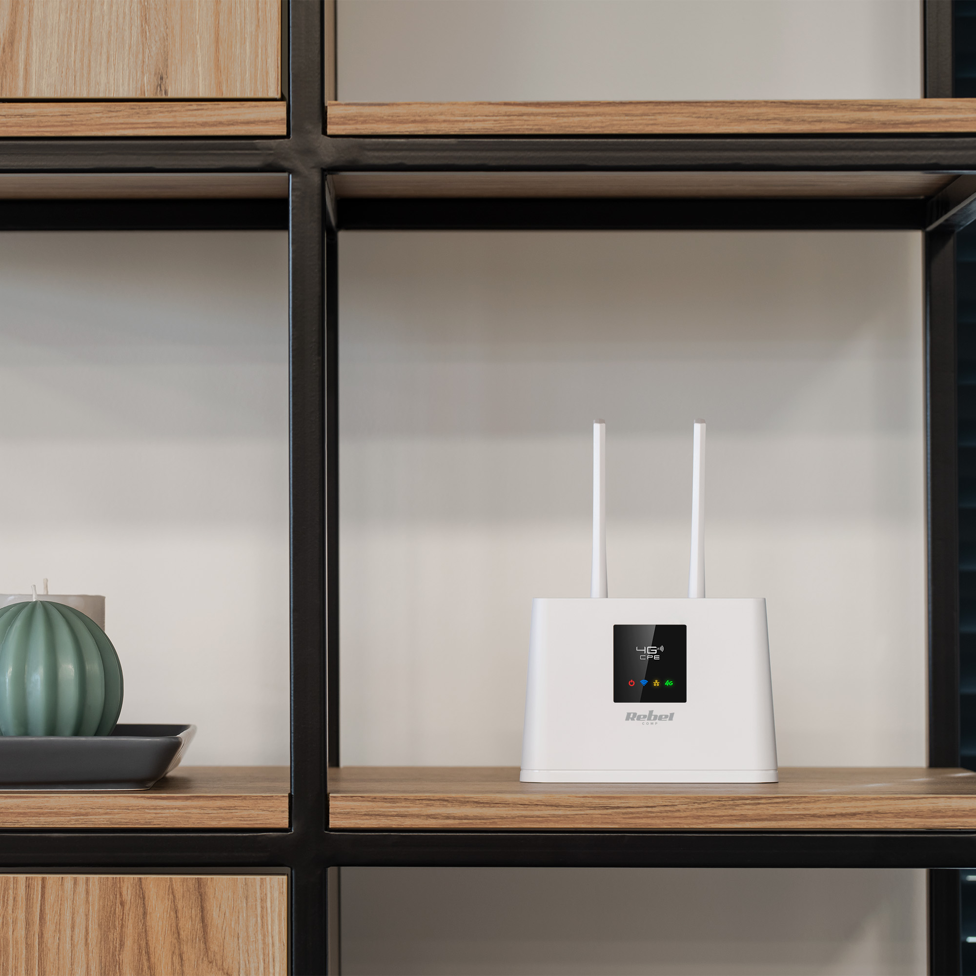 Biały router 4G LTE z dwoma antenami stoi na drewnianej półce nowoczesnego regału z metalu i drewna.