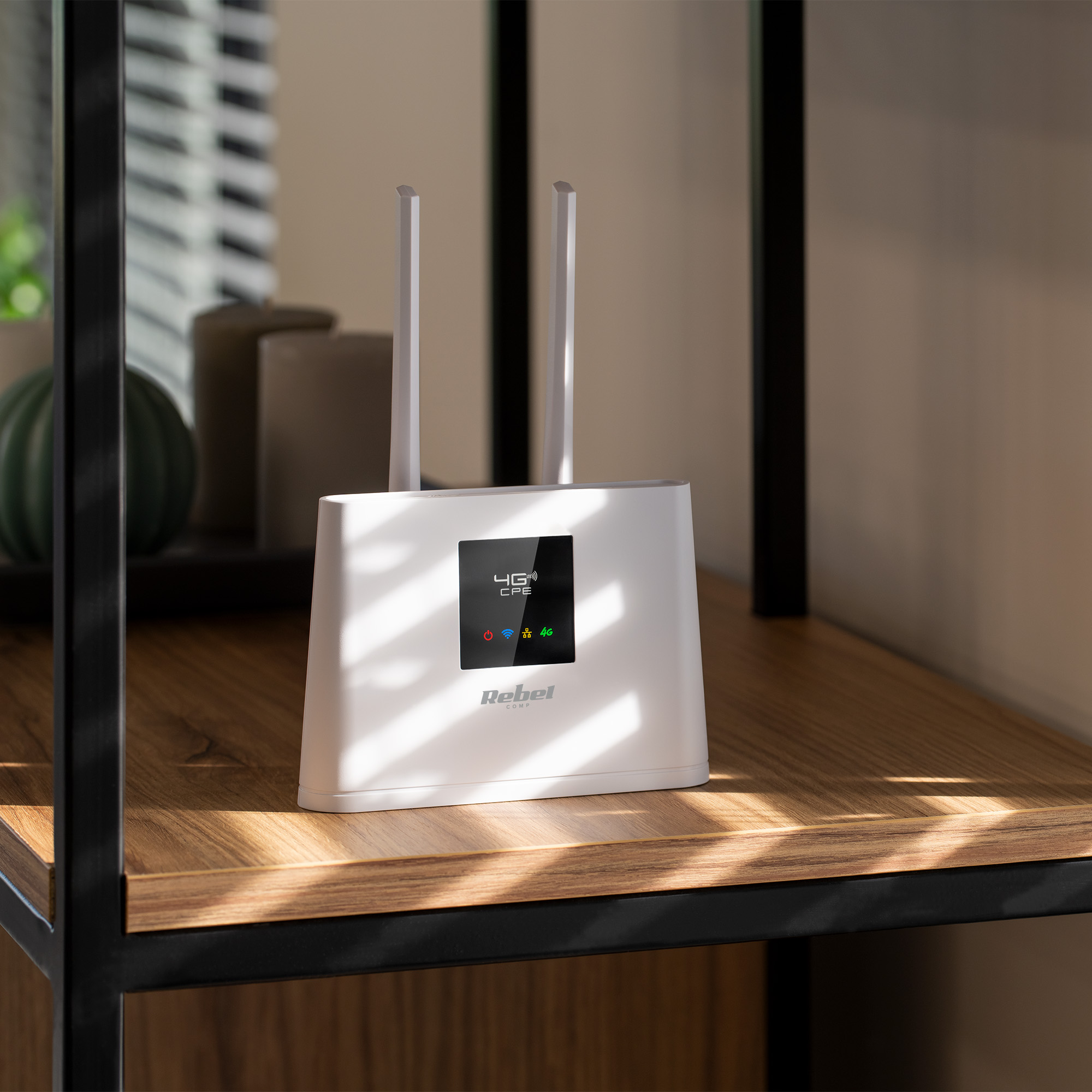 Biały router 4G CPE z dwiema antenami stoi na drewnianej półce, oświetlony światłem słonecznym.