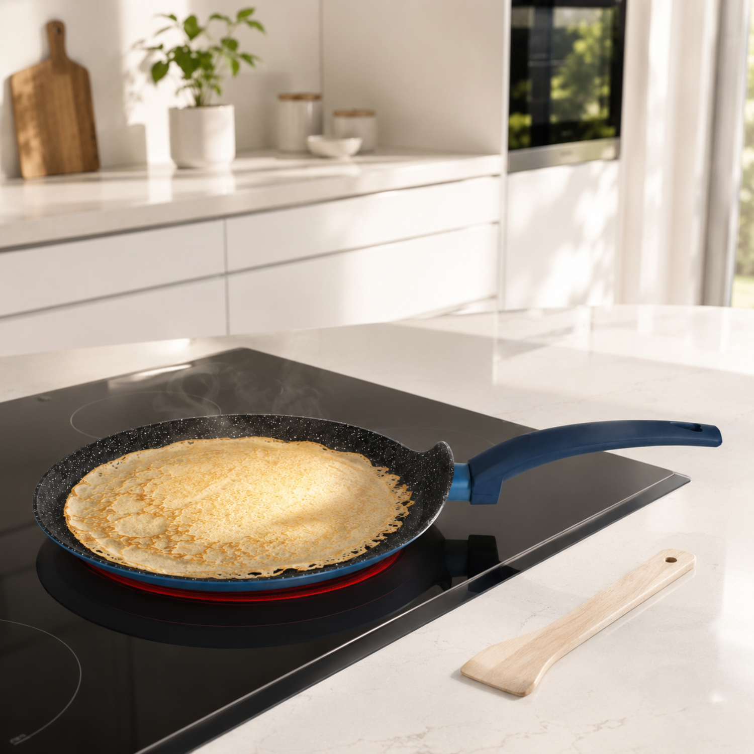 Una padella con una crepe dorata cuoce su un piano cottura in vetroceramica in cucina.