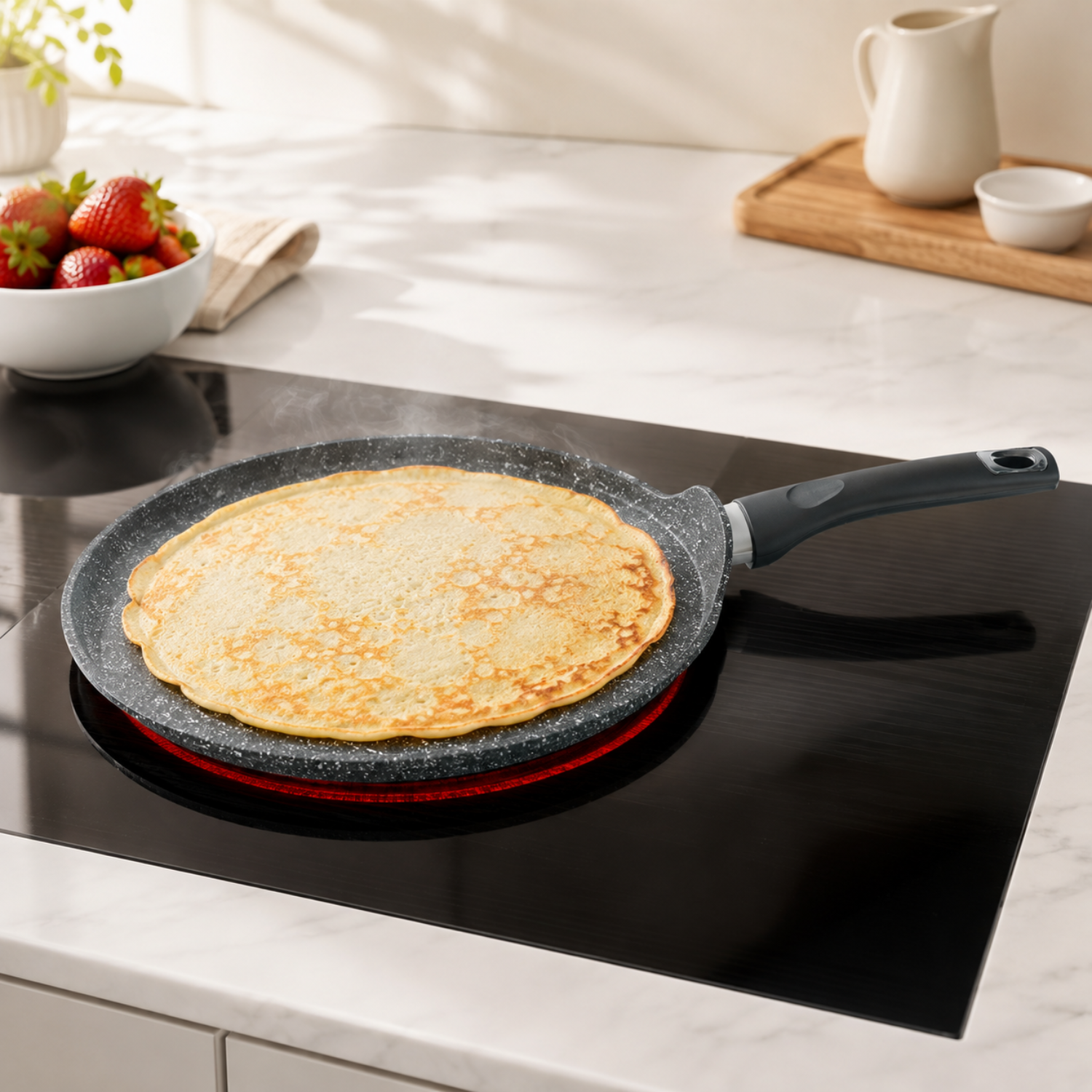 Una crepe dorata cuoce in una padella antiaderente su un piano cottura.