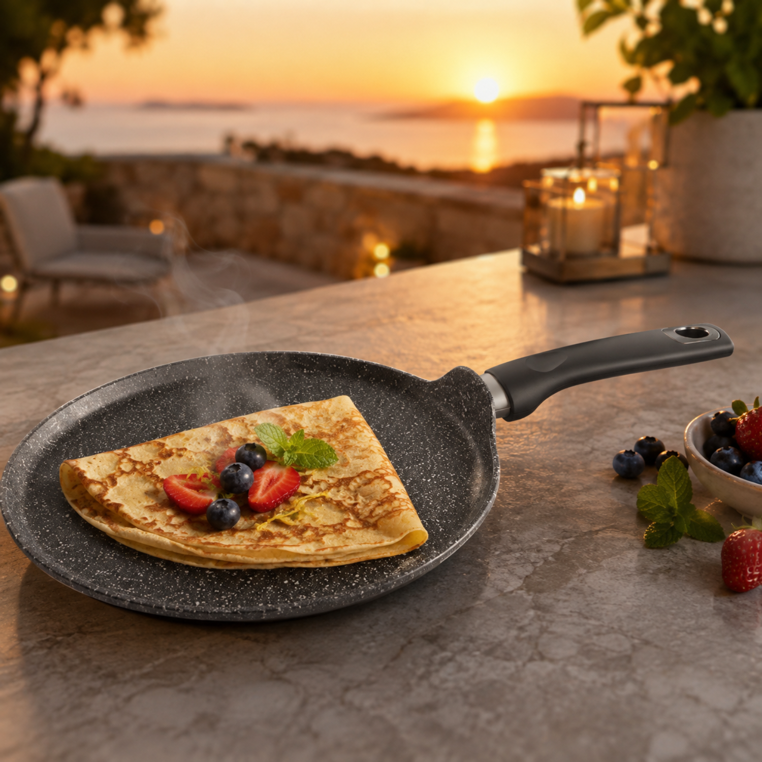 Crêpe appena cotta con bacche in una padella su un tavolo al tramonto.