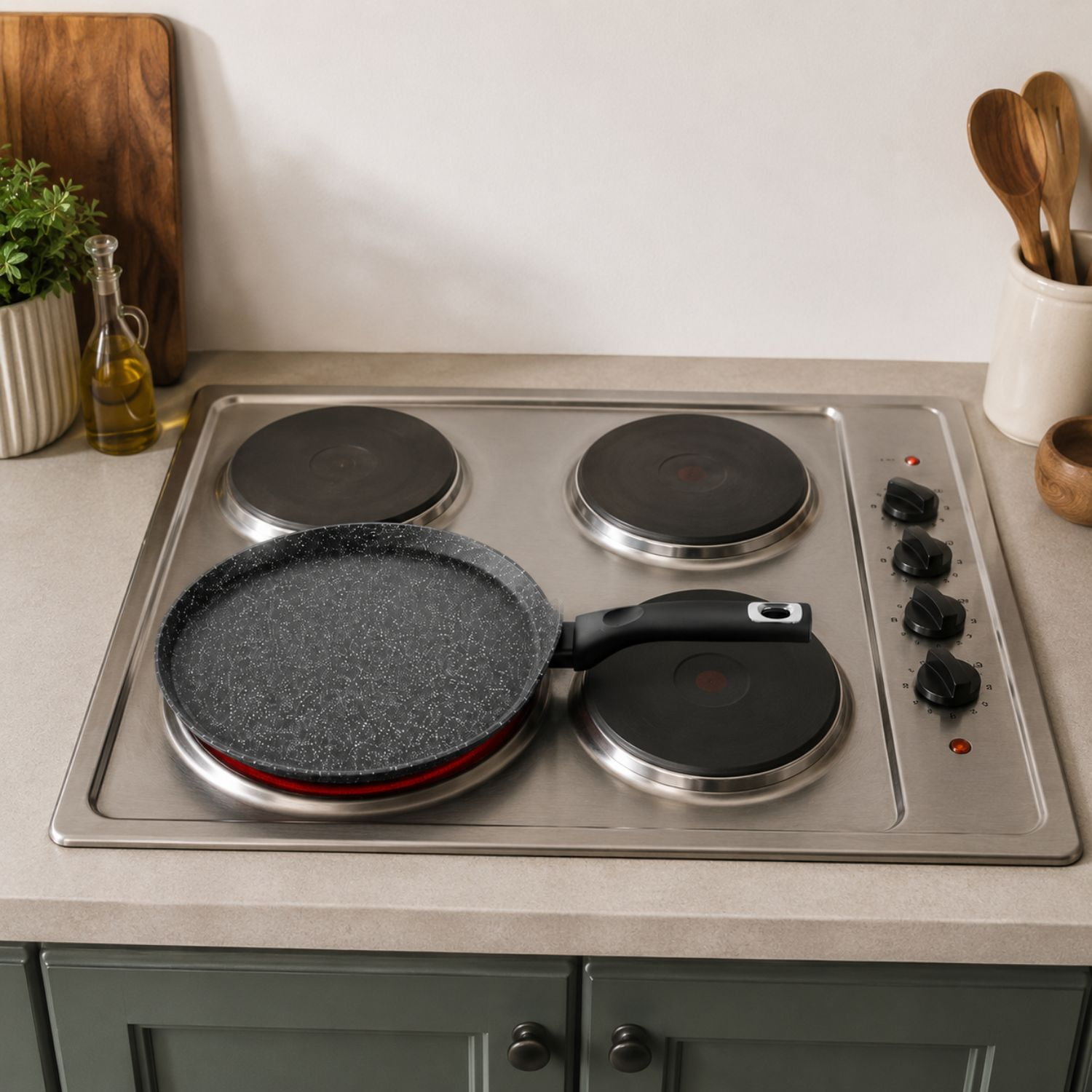 Una padella nera è posizionata su un piano cottura caldo. Utensili da cucina sullo sfondo.