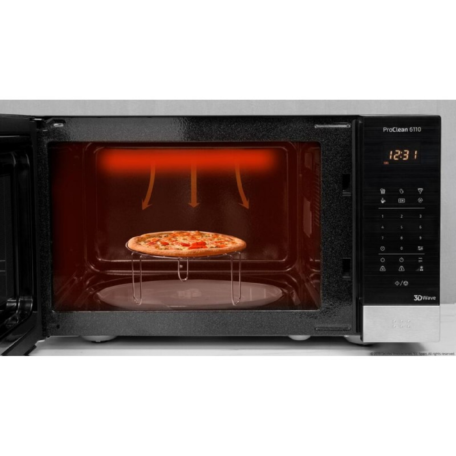 Pizza na metalowym stojaku wewnątrz działającej kuchenki mikrofalowej z wyświetlaczem.
