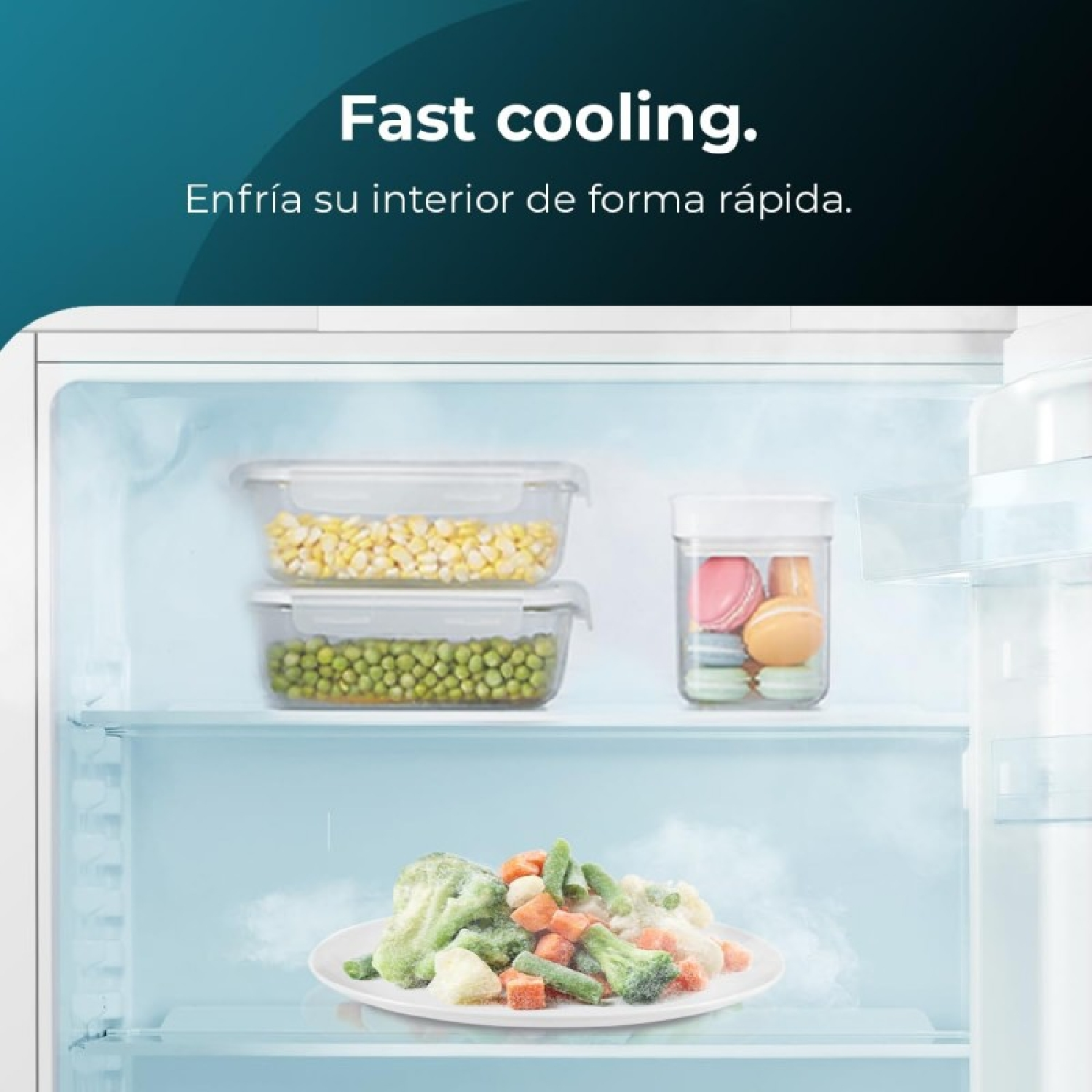 Interior de refrigerador abierto con recipientes de verduras y macarons.