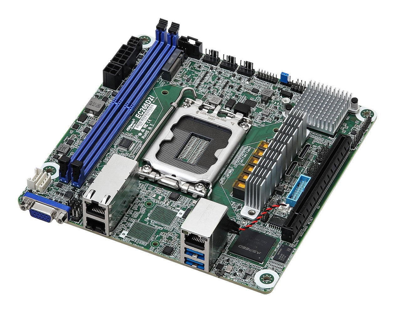 Scheda madre verde con socket CPU, slot RAM blu e dissipatori argentati su sfondo bianco.
