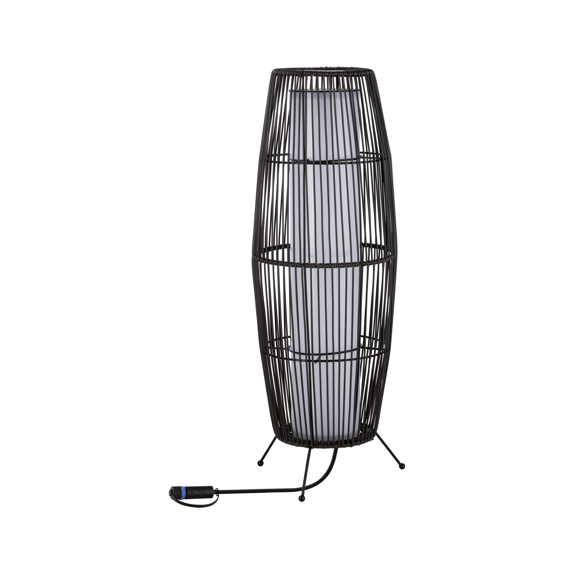 Eine schwarze Standleuchte mit zylindrischem Rattangestell, weißem Schirm und Kabel auf weißem Grund.