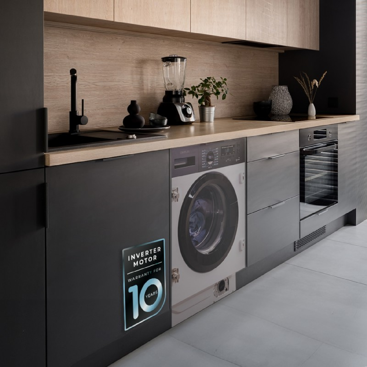 Cocina moderna con muebles oscuros, lavadora integrada, horno y encimera de madera con electrodomésticos.
