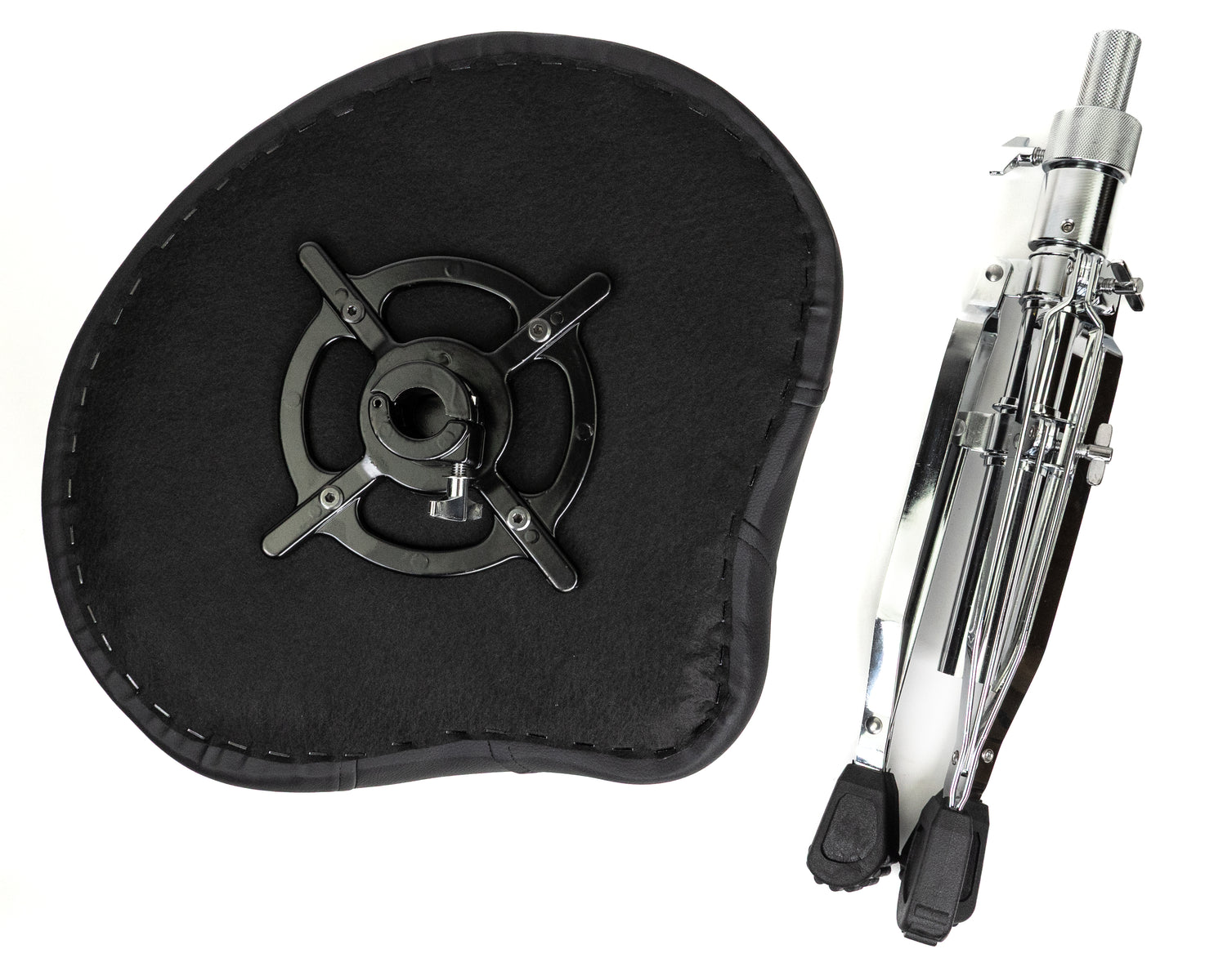 Ein schwarzer Drum-Hocker-Sitz mit Halterung neben einem zusammengeklappten Chromstativ.