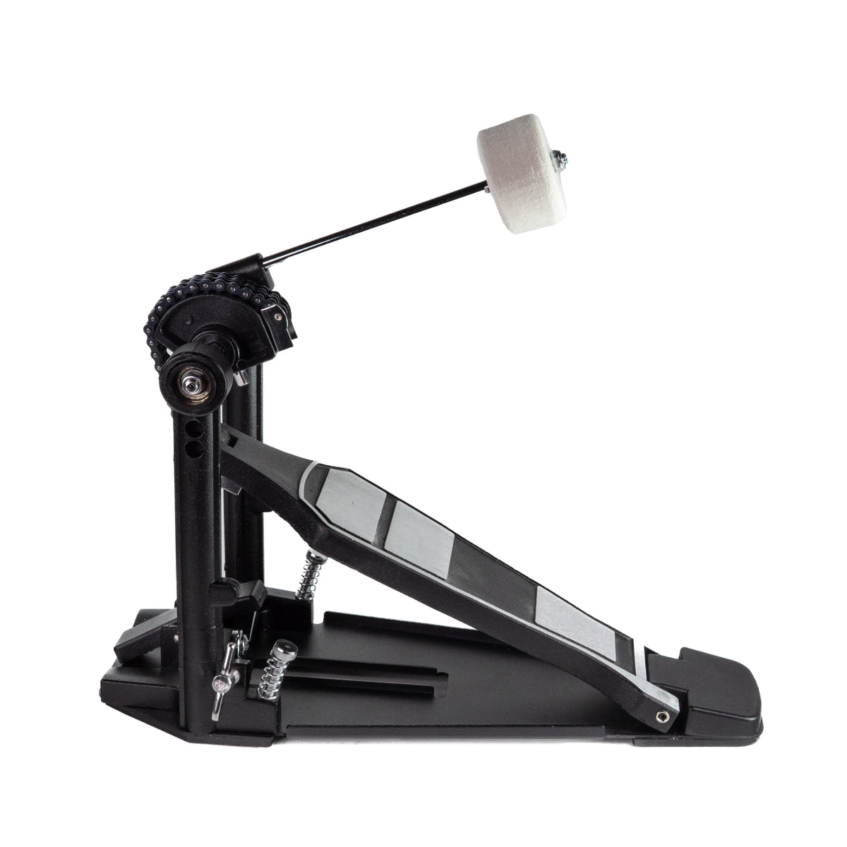Ein schwarzes Schlagzeug-Fußpedal mit einem weißen Filzbecker auf einer weißen Hintergrund.