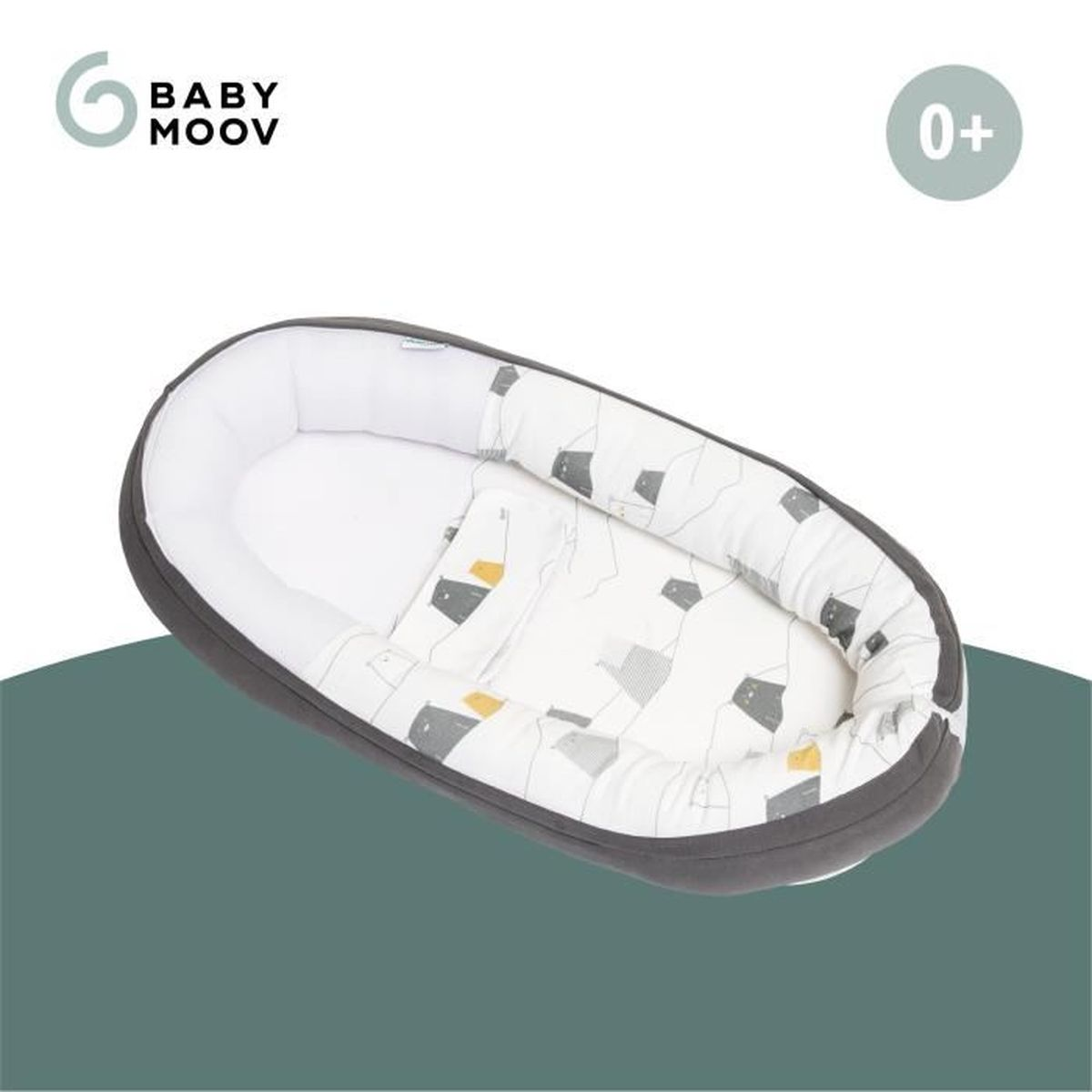 Ein graues und weißes Babynest mit Tiermustern auf grünem und weißem Hintergrund.