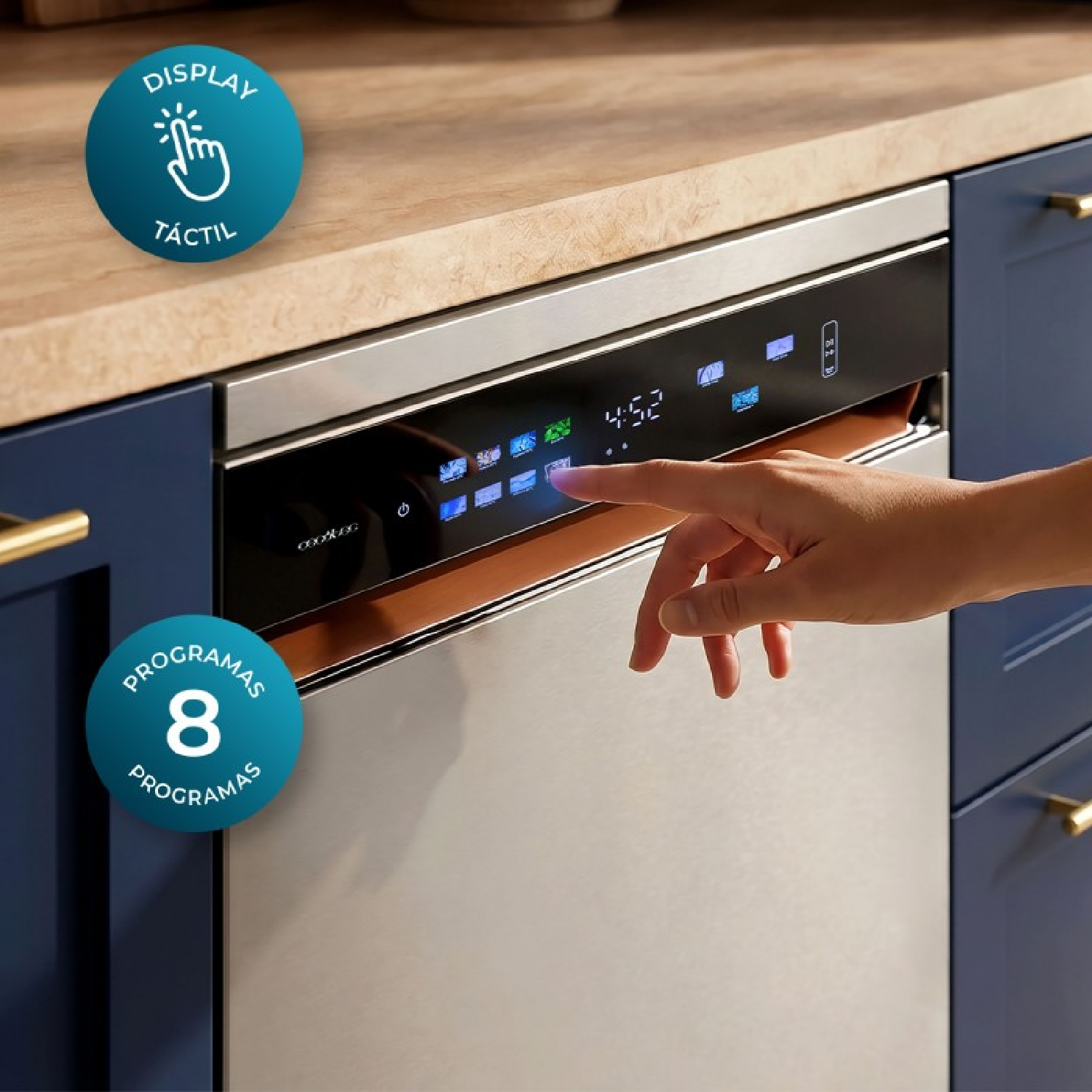 Mano operando la pantalla táctil de un lavavajillas plateado en cocina azul.
