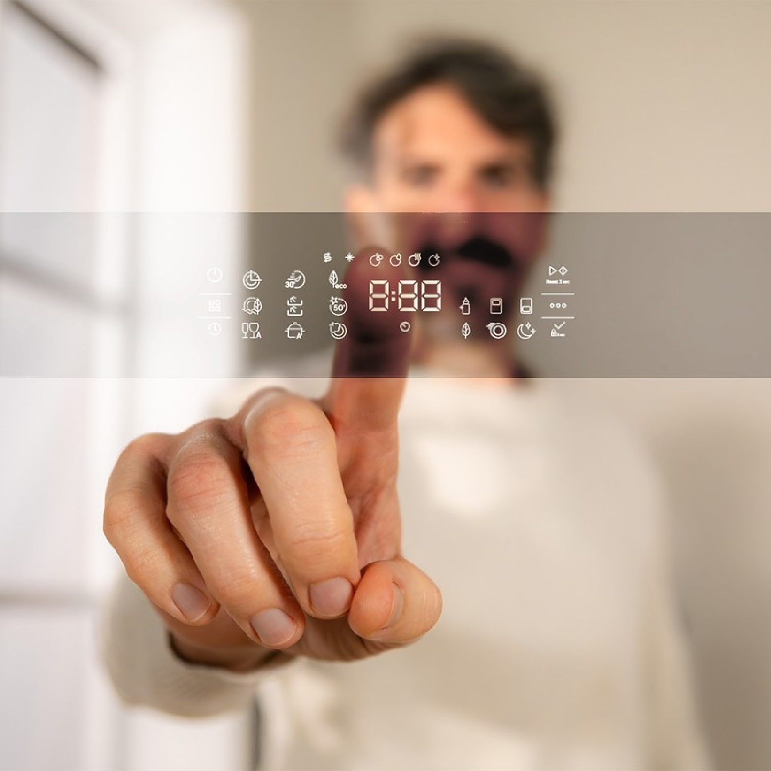 Un hombre señala un panel de control digital brillante con iconos y números, difuminado en el fondo.