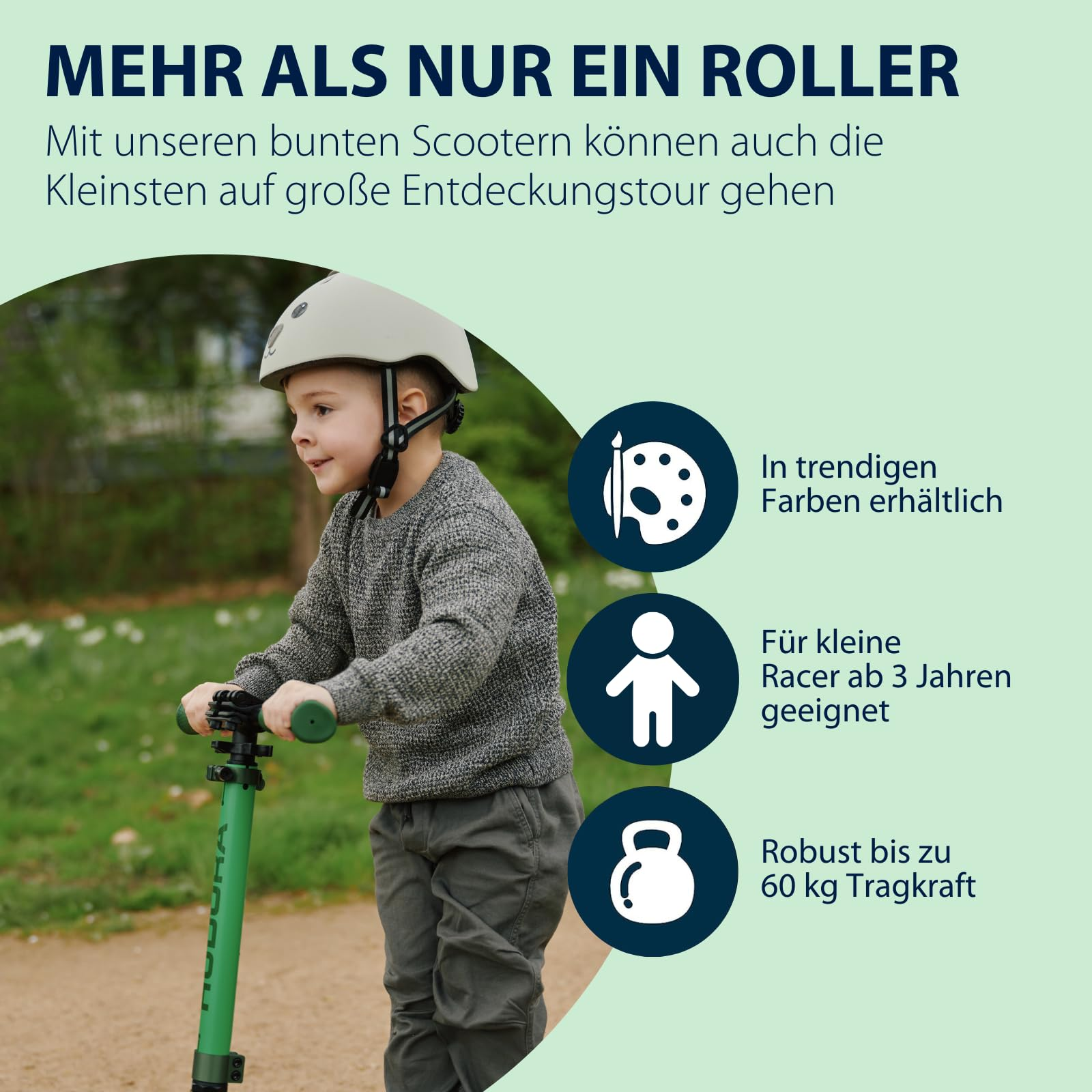 Kind mit Helm und grauem Pullover fährt draußen auf einem grünen Roller, umgeben von Werbetext und Icons.