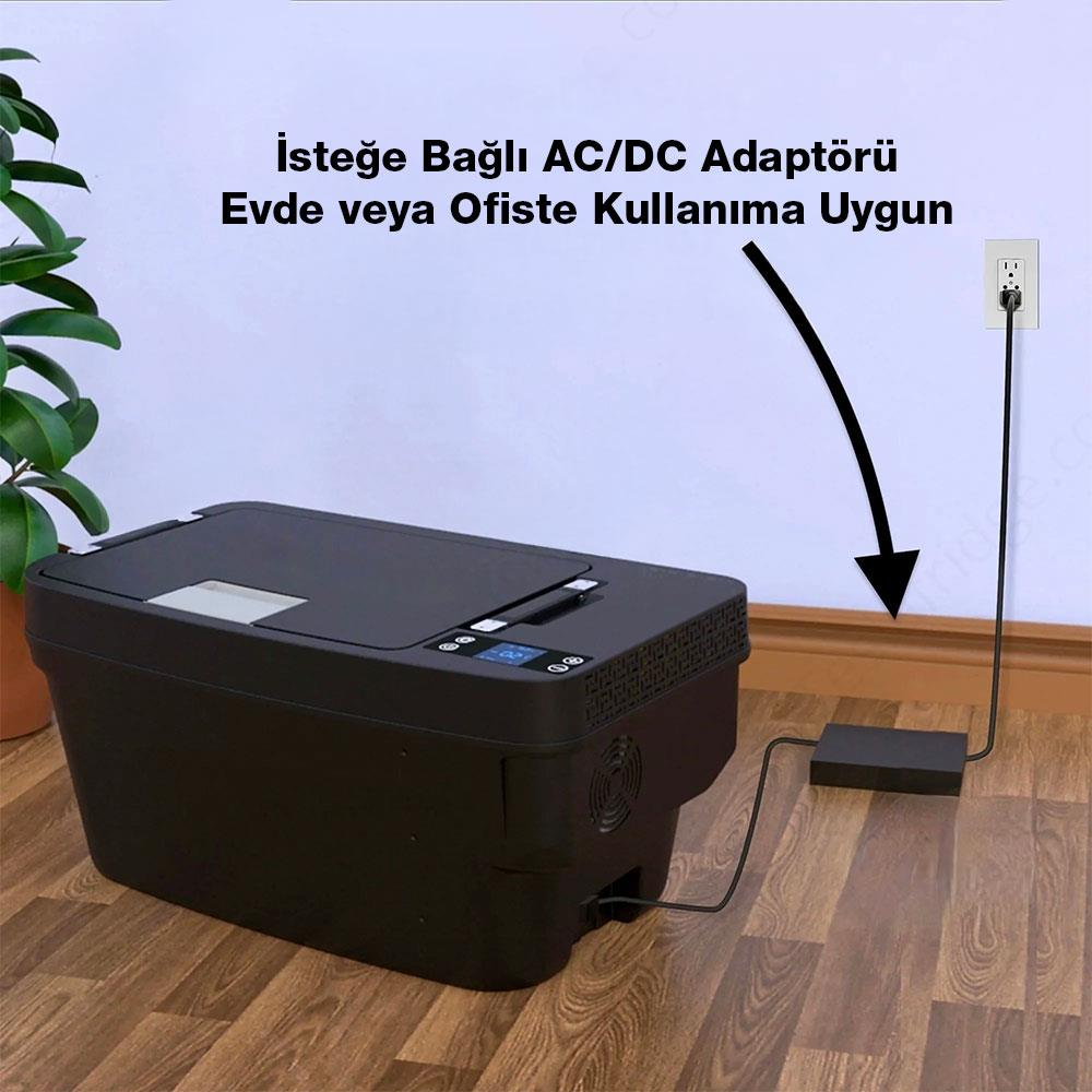 Ahşap zeminde prize takılı siyah taşınabilir soğutucu ve üzerinde Türkçe yazı.