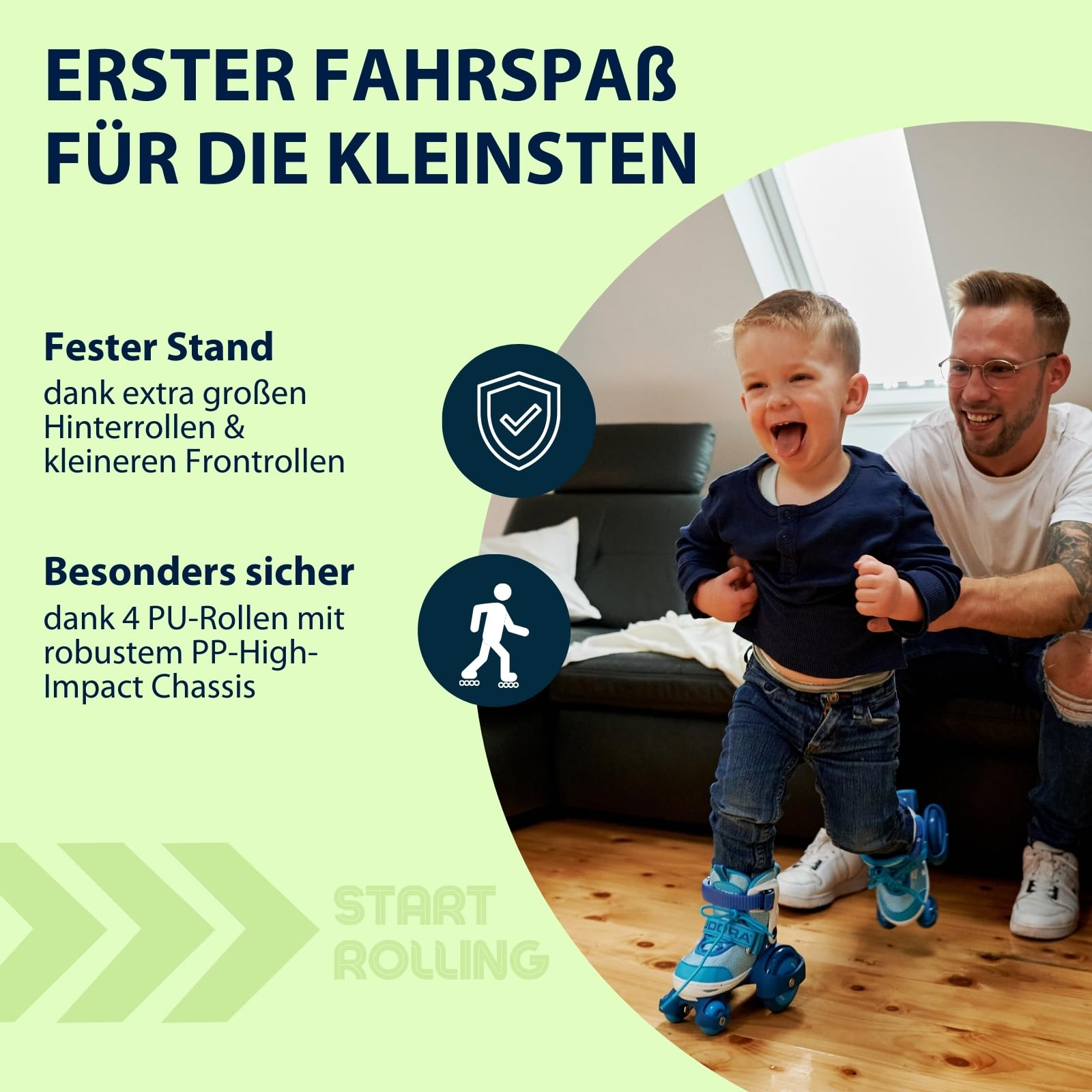 Ein glückliches Kind lernt mit Unterstützung seines Vaters das Fahren mit blauen Rollschuhen im Wohnzimmer.