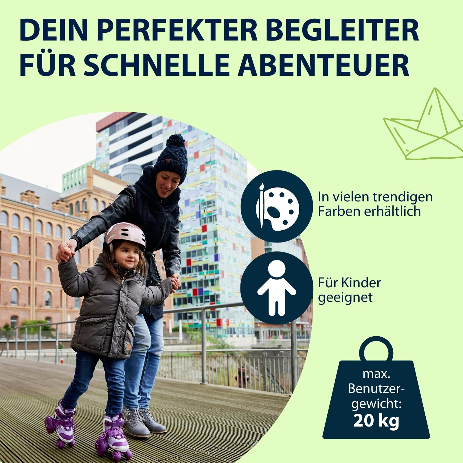 Eine Frau hält die Hand eines kleinen Mädchens, das auf einer Holzbrücke Rollschuh fährt.