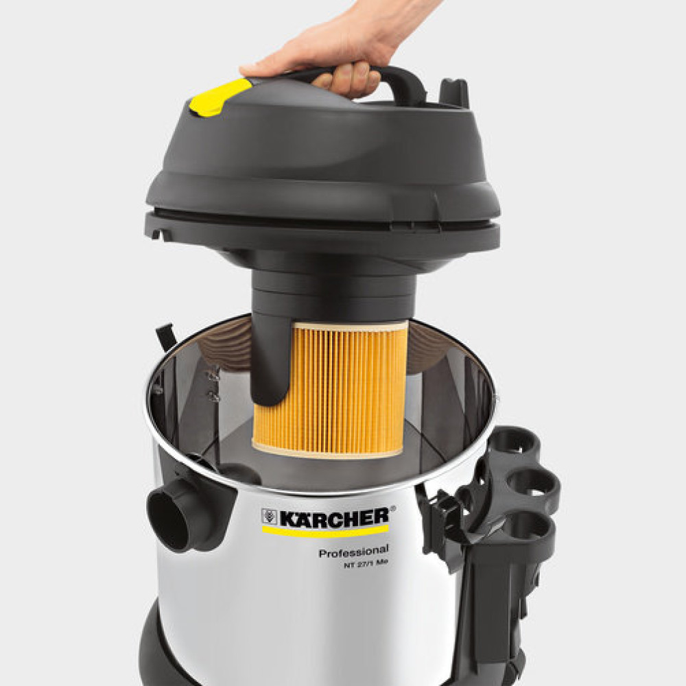 Una mano levanta la parte superior de una aspiradora Karcher, mostrando un filtro amarillo dentro del recipiente.