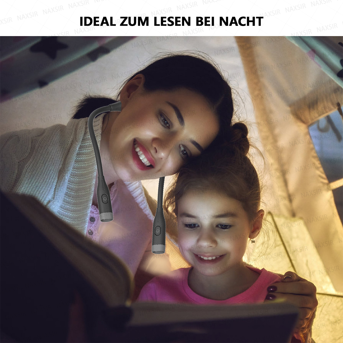 Eine Frau und ein Kind lesen gemeinsam ein Buch in einem Zelt und nutzen eine Nackenlampe.