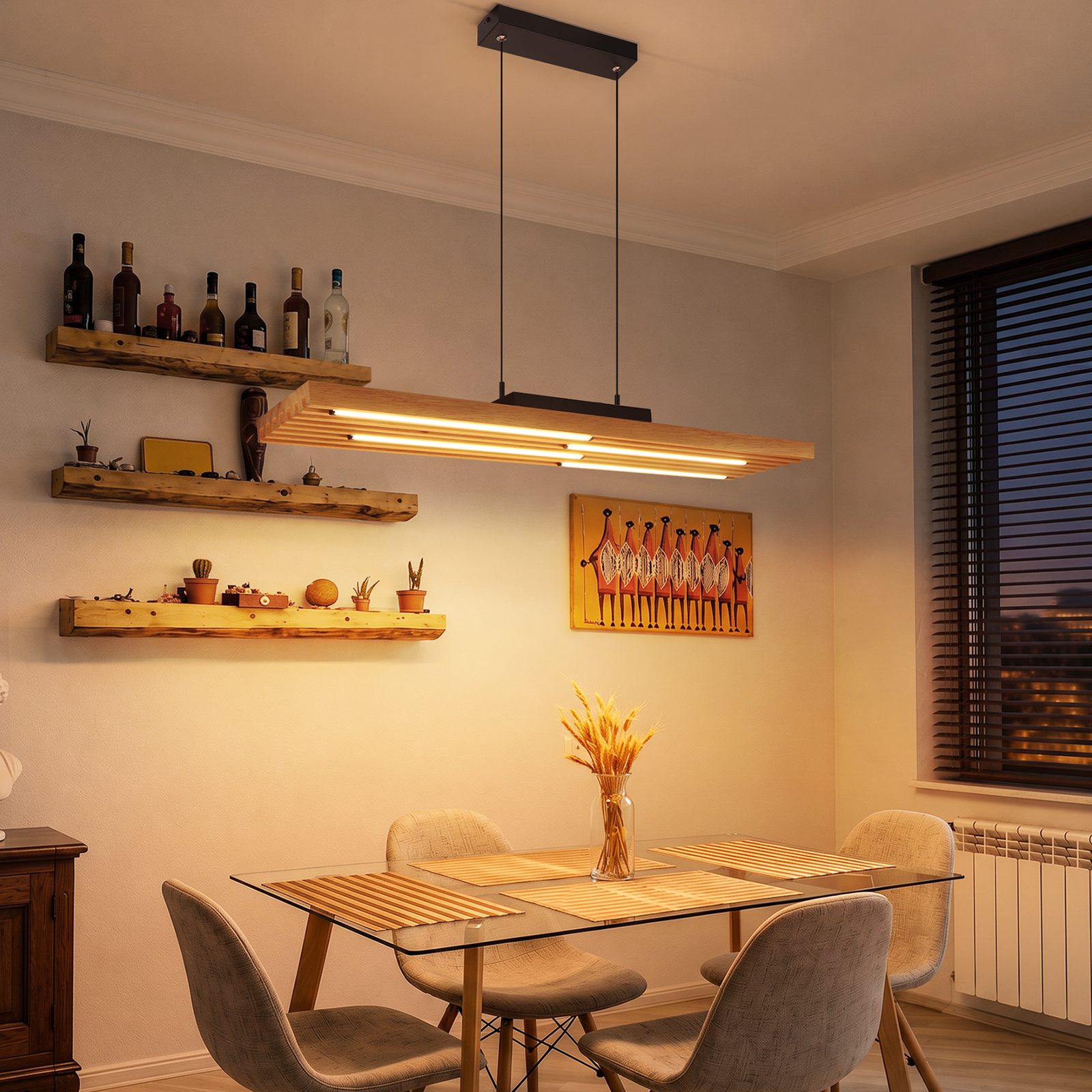 Lámpara colgante de madera sobre una mesa de vidrio con cuatro sillas, estantes de madera y arte.